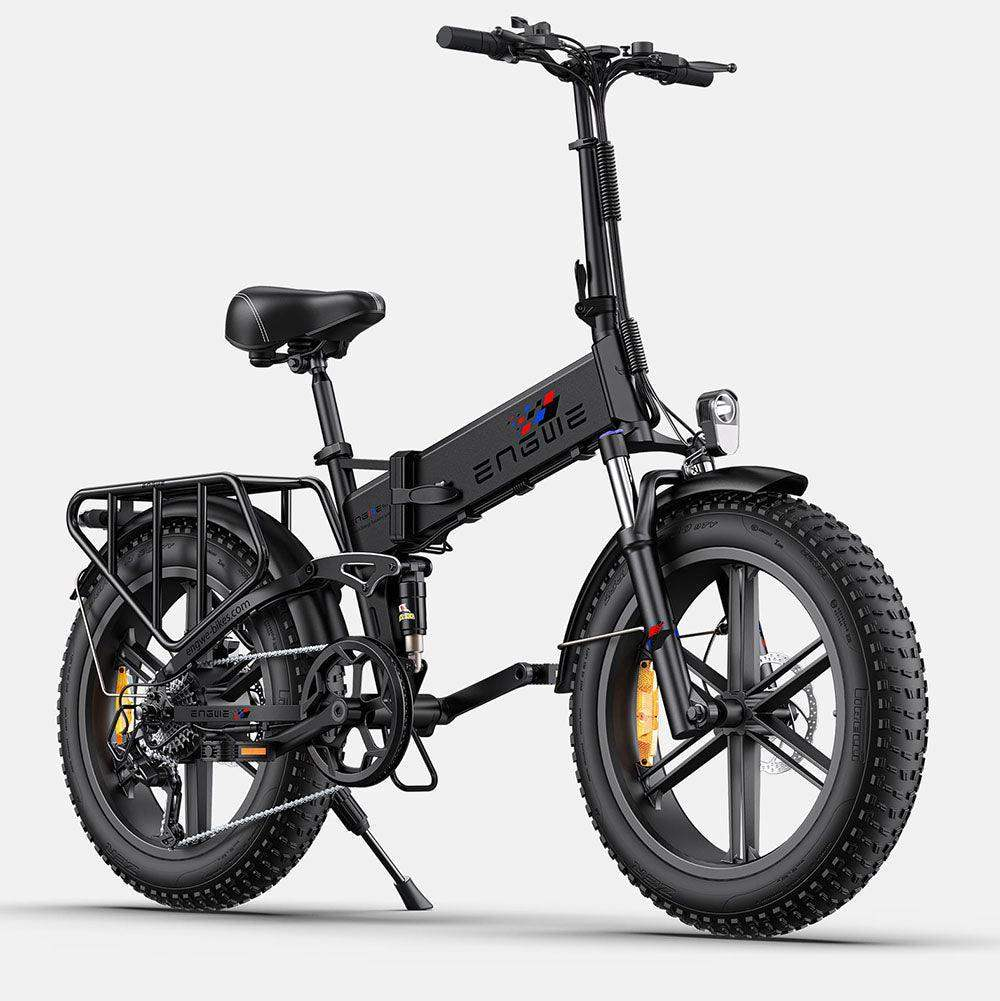 Una bicicleta eléctrica negra con llantas anchas. La marca es Engwe, con fondo blanco.