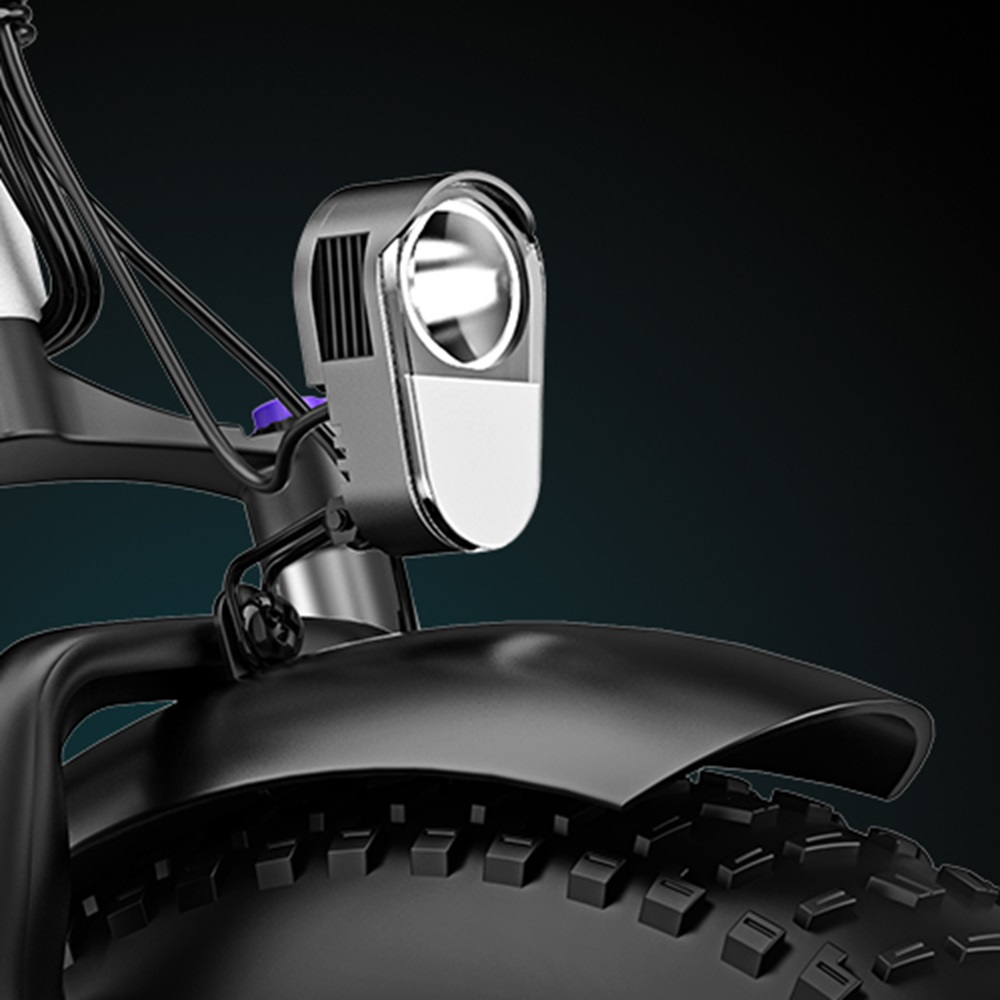 Primer plano de un faro de bicicleta. Plata y negro con luz brillante.