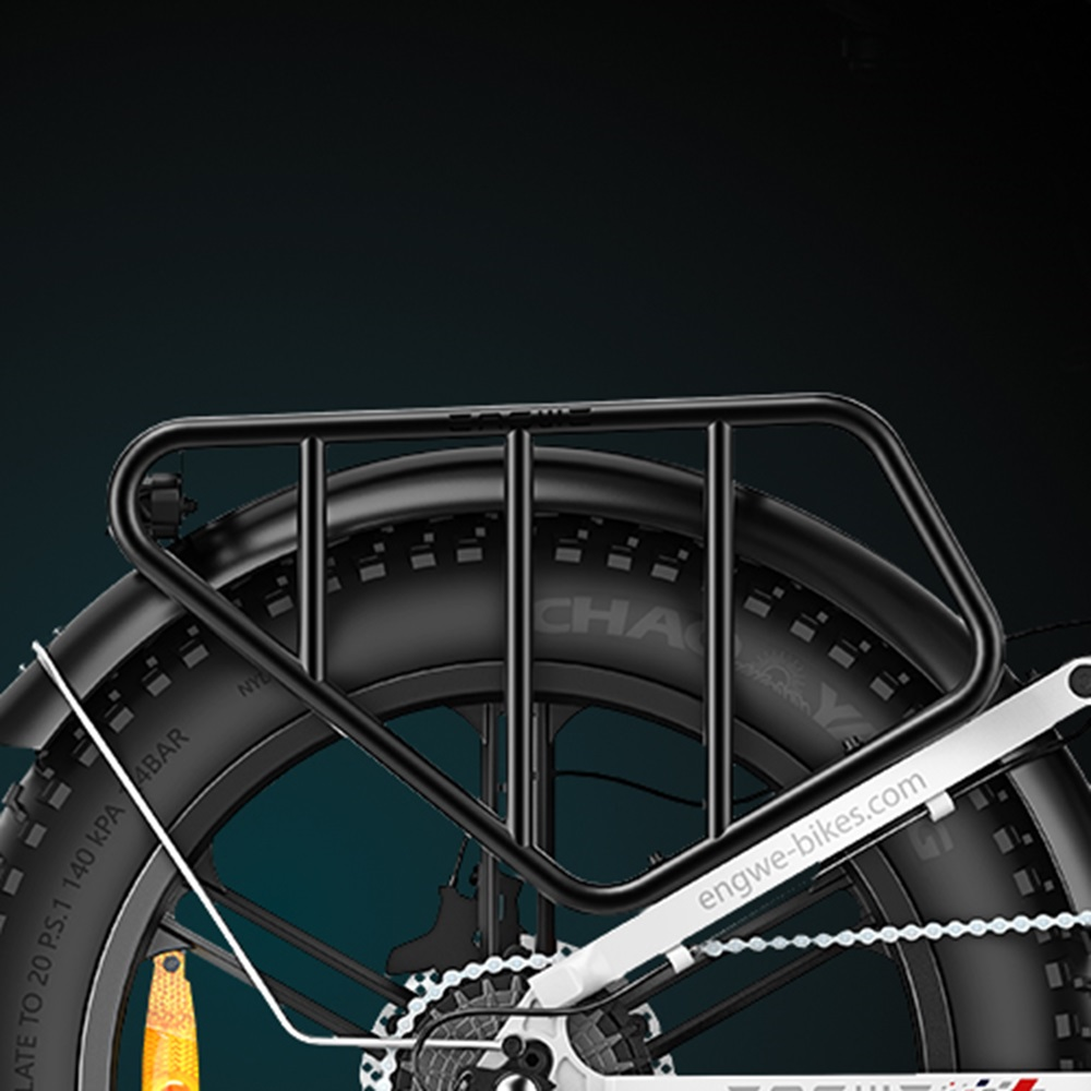 Primer plano de un portaequipajes negro en una bicicleta de llantas anchas. La marca es visible.