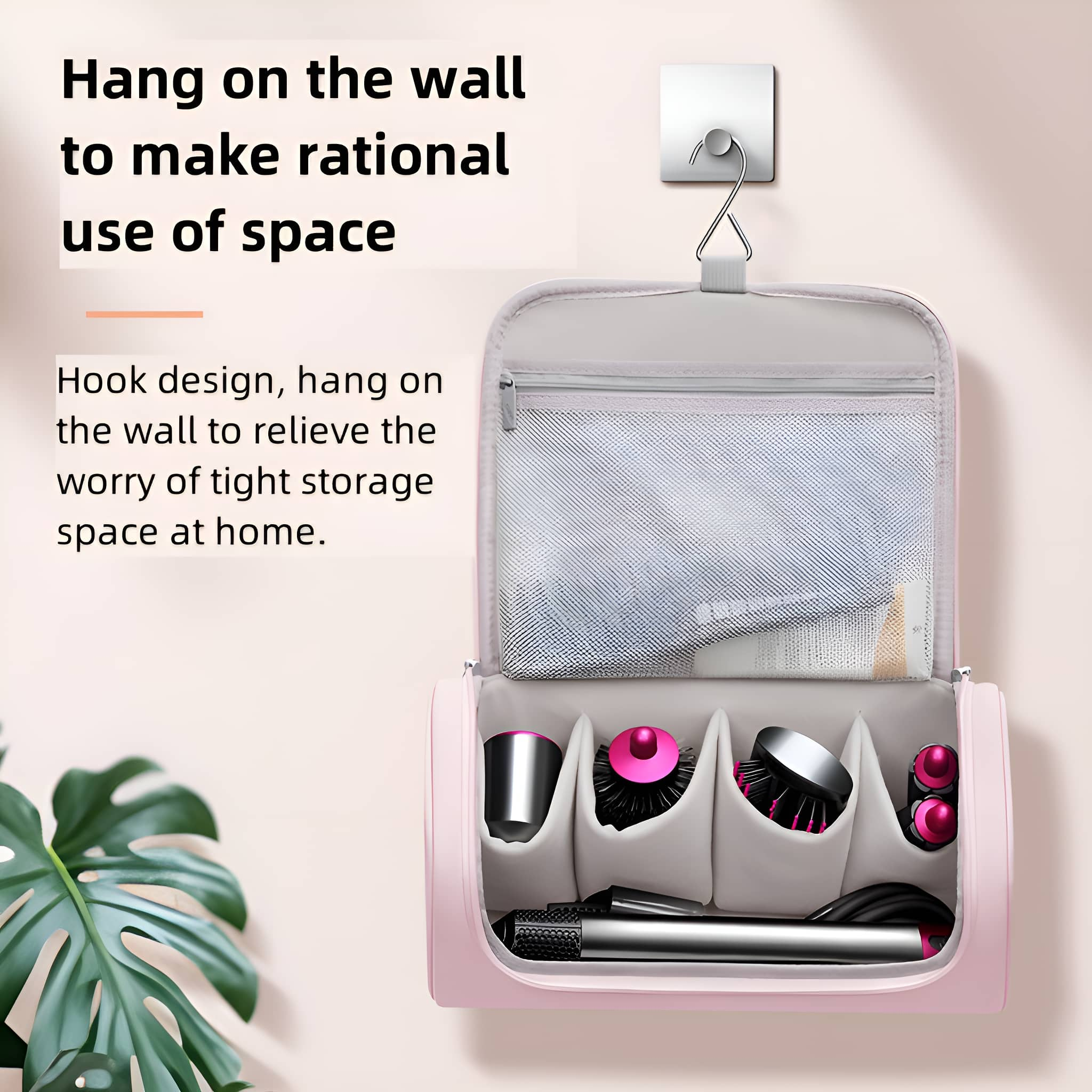 Rosa hängende Reisetasche mit Zubehör, hängt an der Wand, grüne Pflanze.