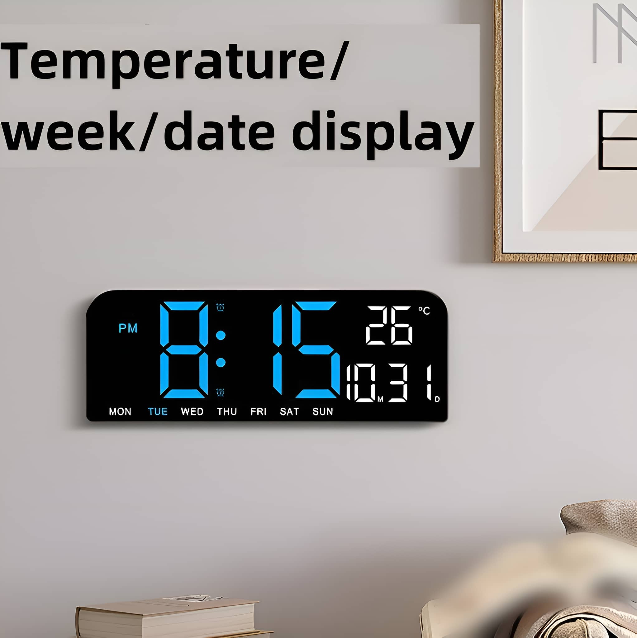 Digitaluhr mit Zeit, Datum und Temperatur an einer Wand.