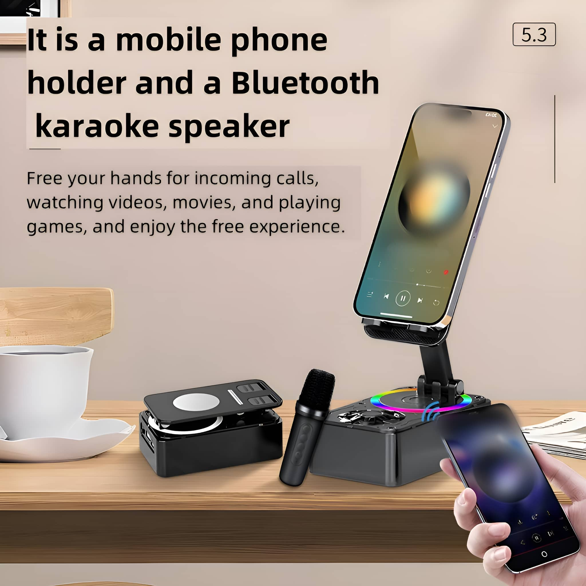 Ein Handyhalter mit Karaoke-Lautsprecher, ein Telefon zeigt einen Musikplayer, und eine Hand berührt es.