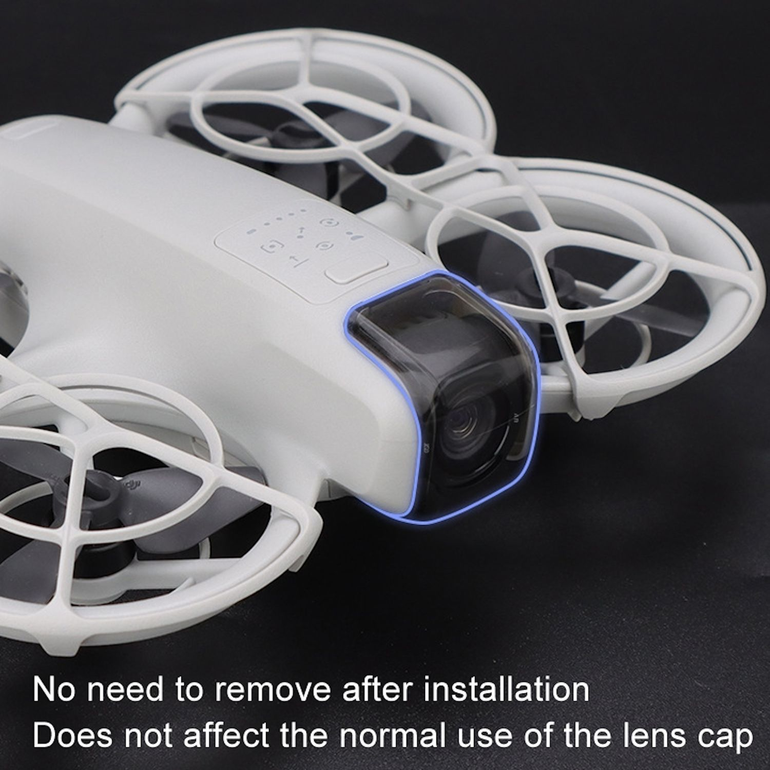 Drone bianco con gabbia protettiva, eliche nere, fotocamera anteriore con bordatura blu, sfondo nero.