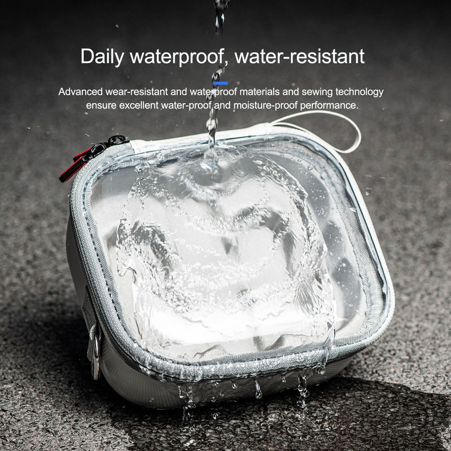 L'acqua cade su una borsa trasparente e impermeabile. La borsa è grigia con la parte superiore trasparente, gocciolante.