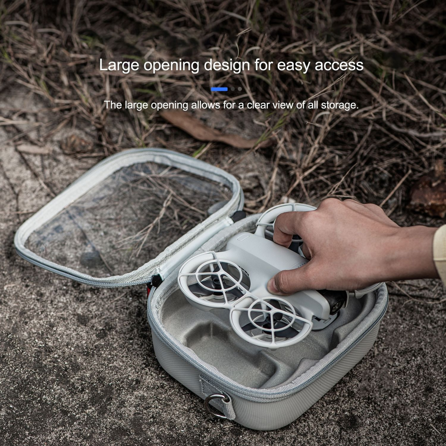 Un drone in una custodia, con una mano che tiene il drone e un design di apertura chiaro.
