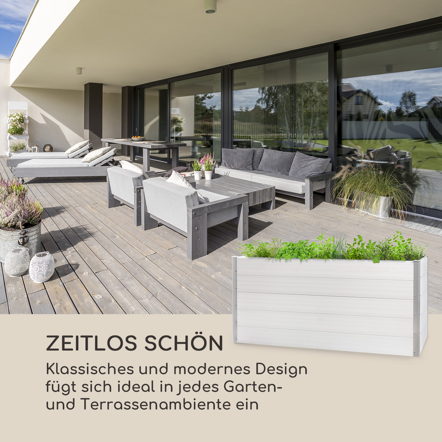 Moderner Außenbereich mit Holzterrasse, Sitzgelegenheiten und weißem Pflanzgefäß mit Pflanzen.