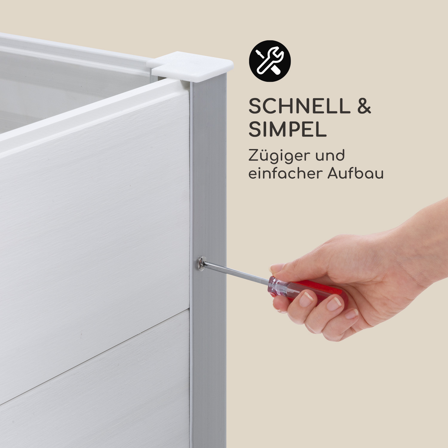 Eine Person verschraubt mit einem Schraubendreher eine weiße Holzschublade. Text: Schnell & Einfach.