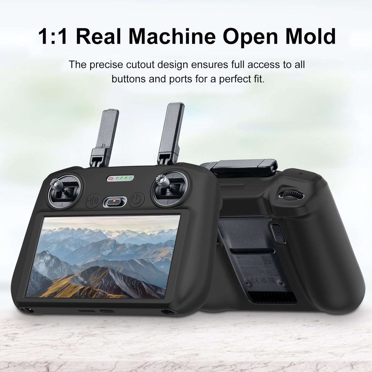 Controller drone nero con schermo e antenne. Secondo controller sullo sfondo, su un tavolo.
