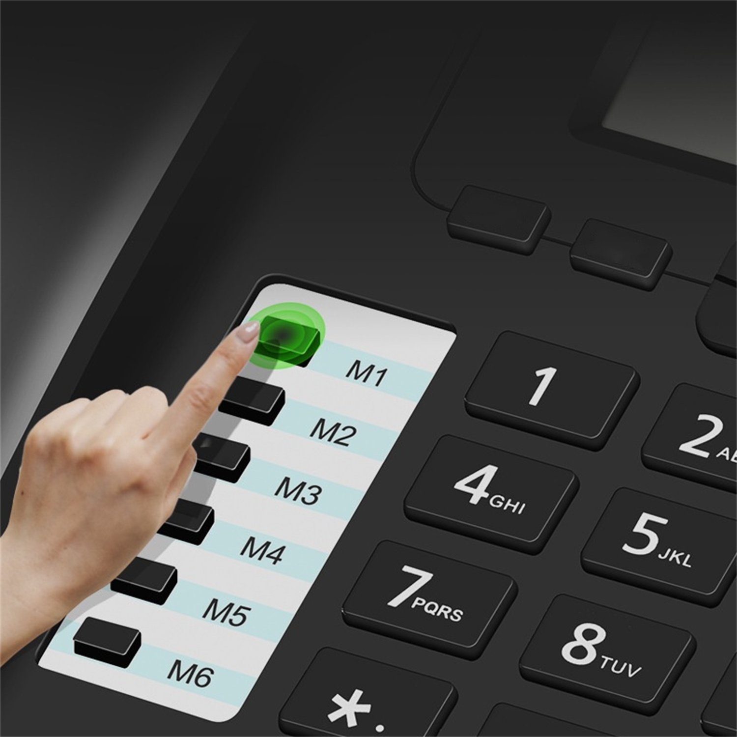 Eine Hand drückt eine Taste auf einer schwarzen Telefontastatur mit beschrifteten Tasten.