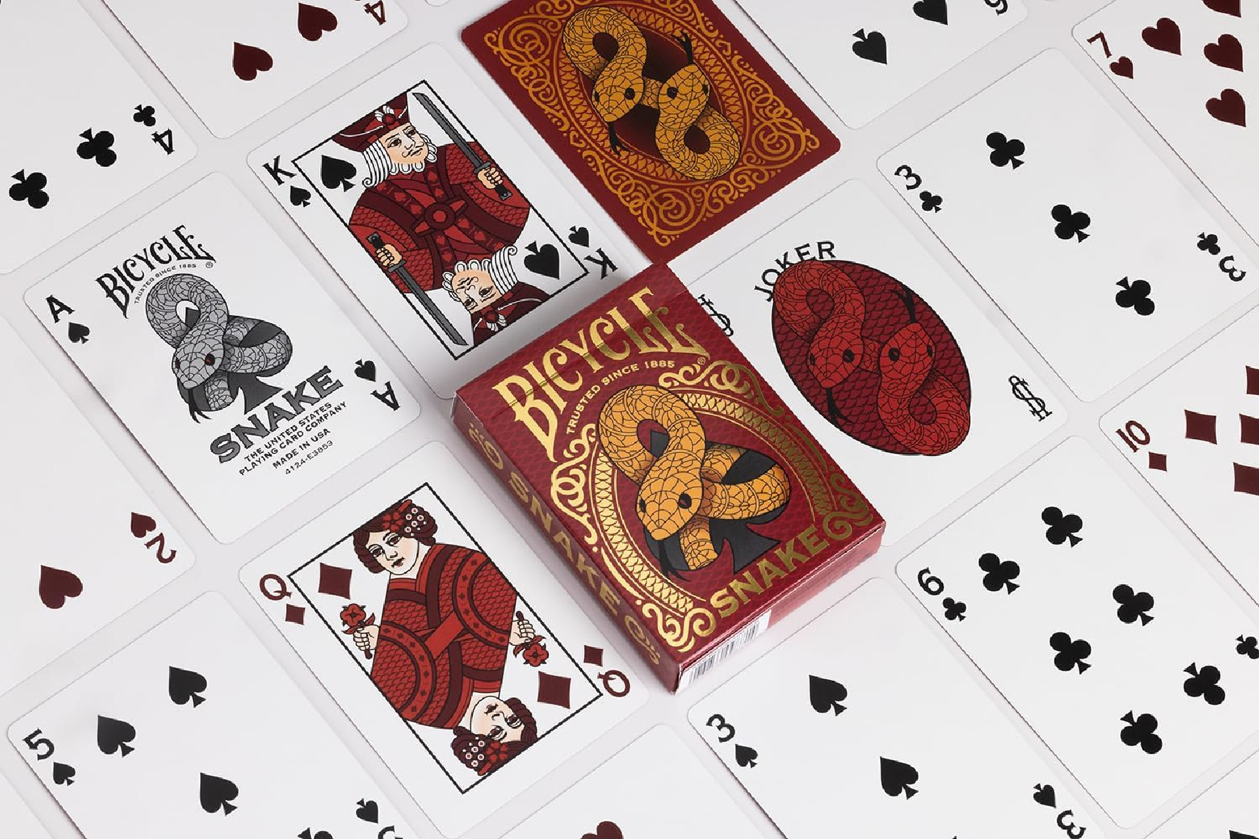 Kartenspiel mit Schlangendesign. Andere Spielkarten um das Deck herum.