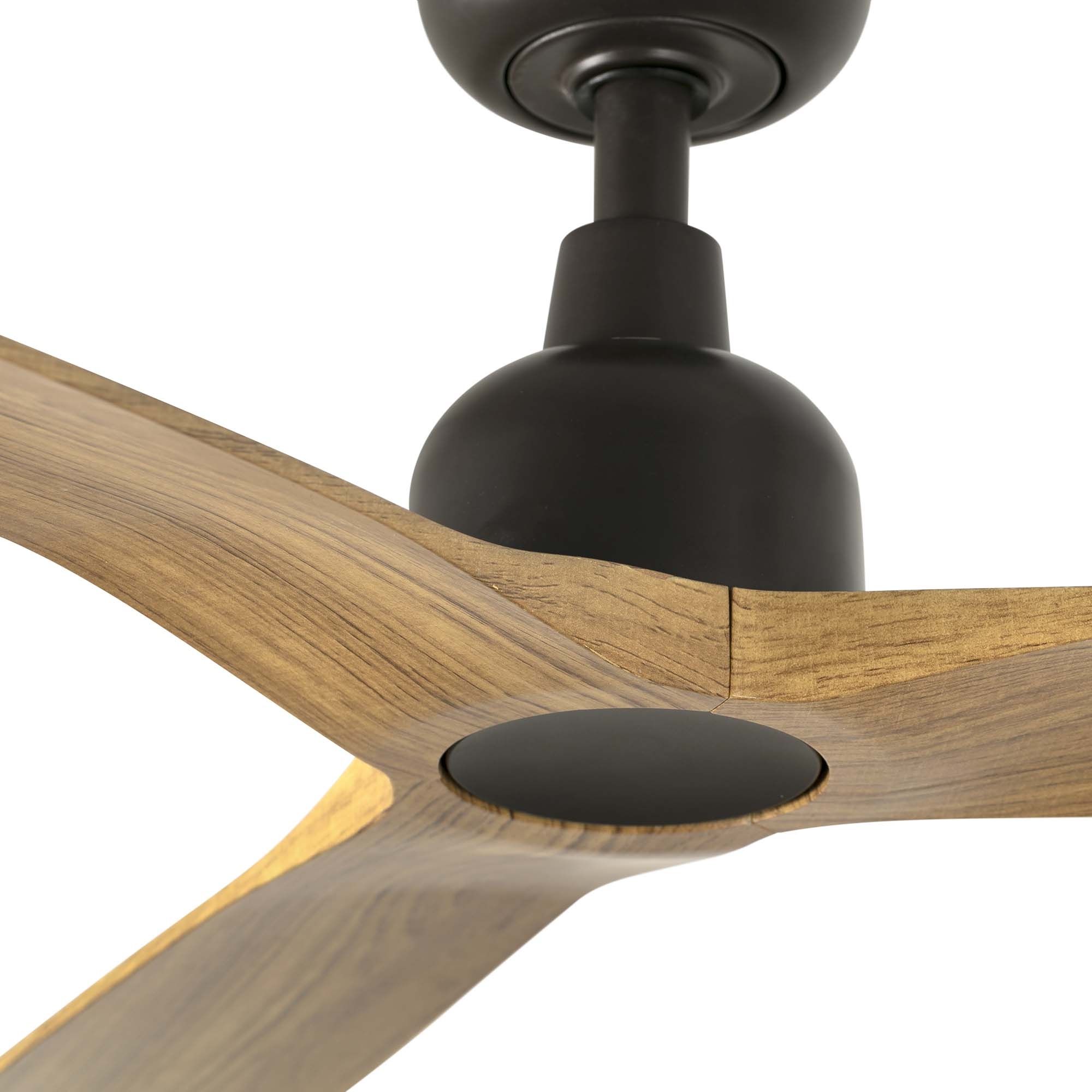Nahaufnahme eines Deckenventilators mit drei Holzflügeln.
