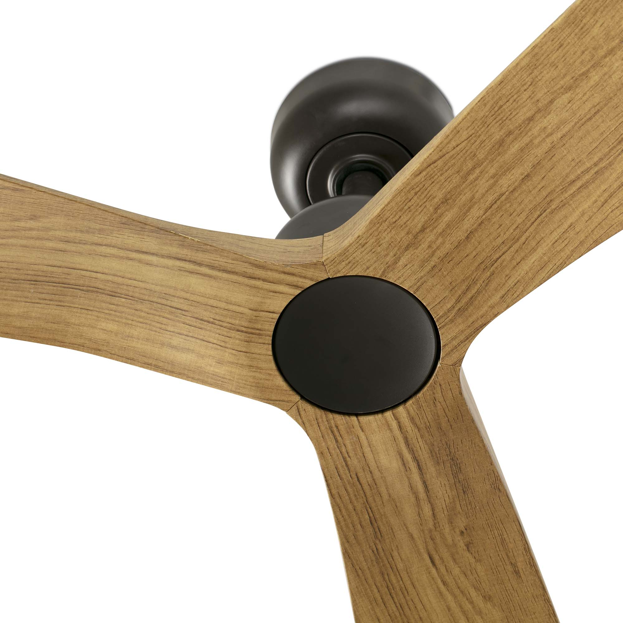 Nahaufnahme eines Deckenventilators mit drei Holzblättern und einem dunkelbraunen Motorgehäuse.