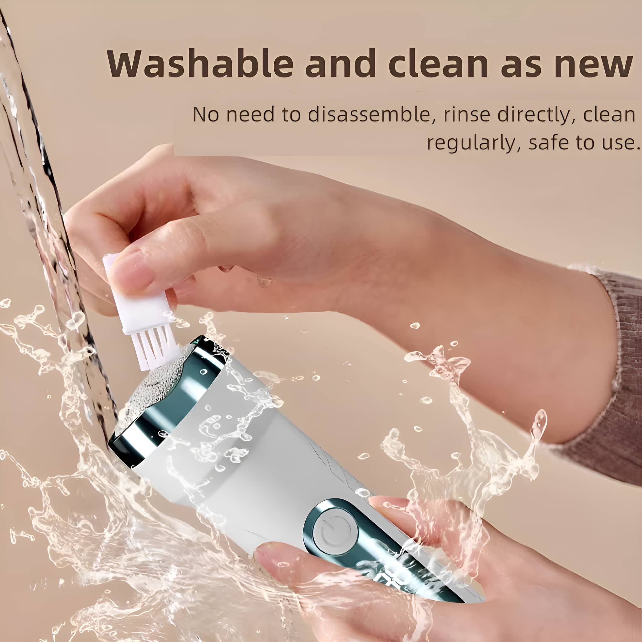 Eine Hand hält einen Epilierer unter fließendem Wasser.
