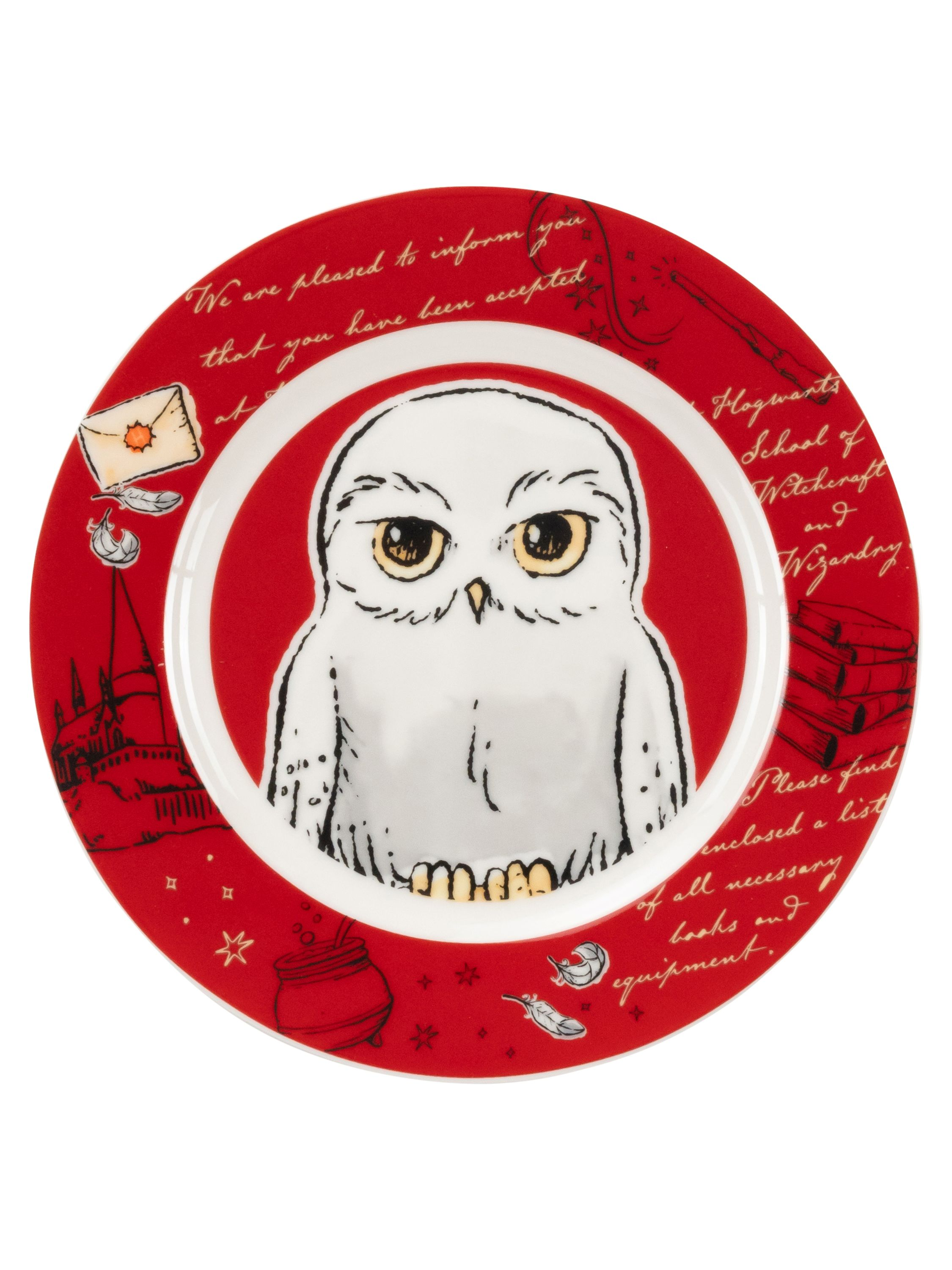 Ein roter Teller mit einer weißen Eulenillustration und Hogwarts-Schultext drumherum.