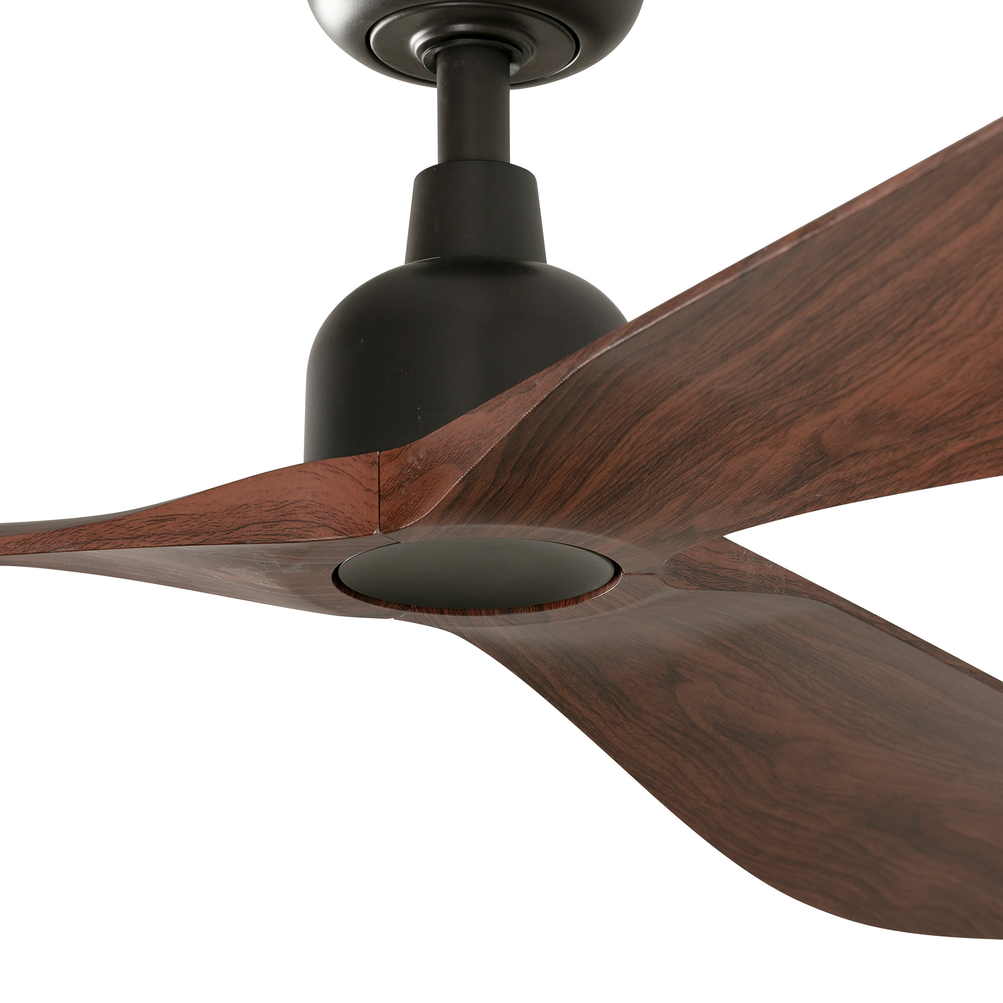 Nahaufnahme eines schwarzen Deckenventilators mit drei braunen Holzblättern, weißer Hintergrund.