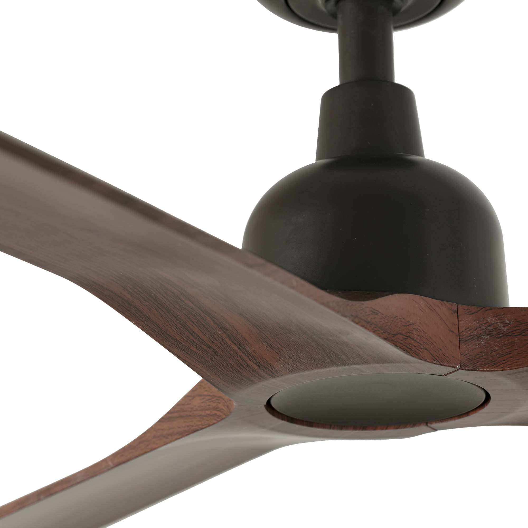 Nahaufnahme eines Deckenventilators mit Holzflügeln.