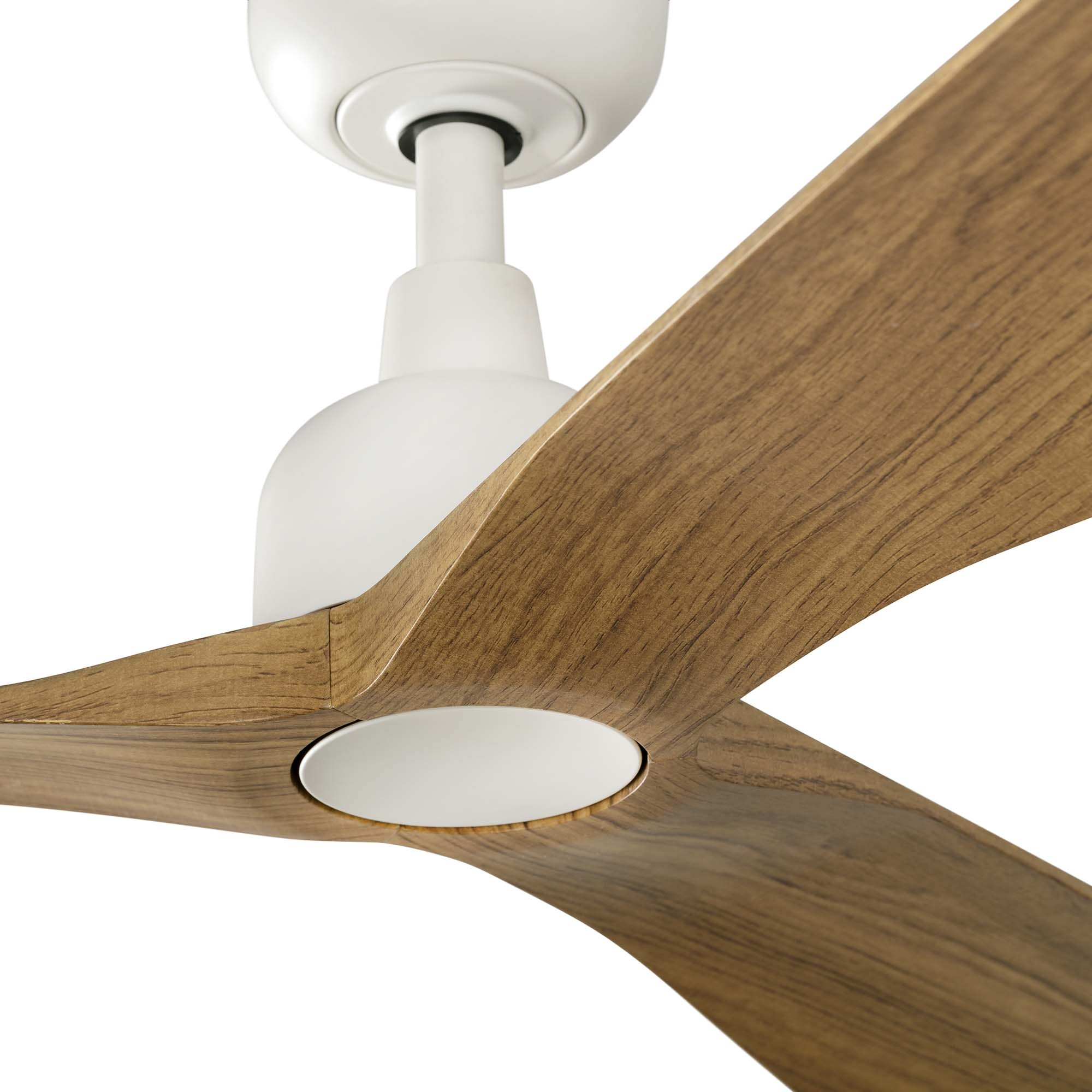 Ein weißer Deckenventilator mit drei Holzblättern. Der Ventilator ist an einer weißen Decke montiert.