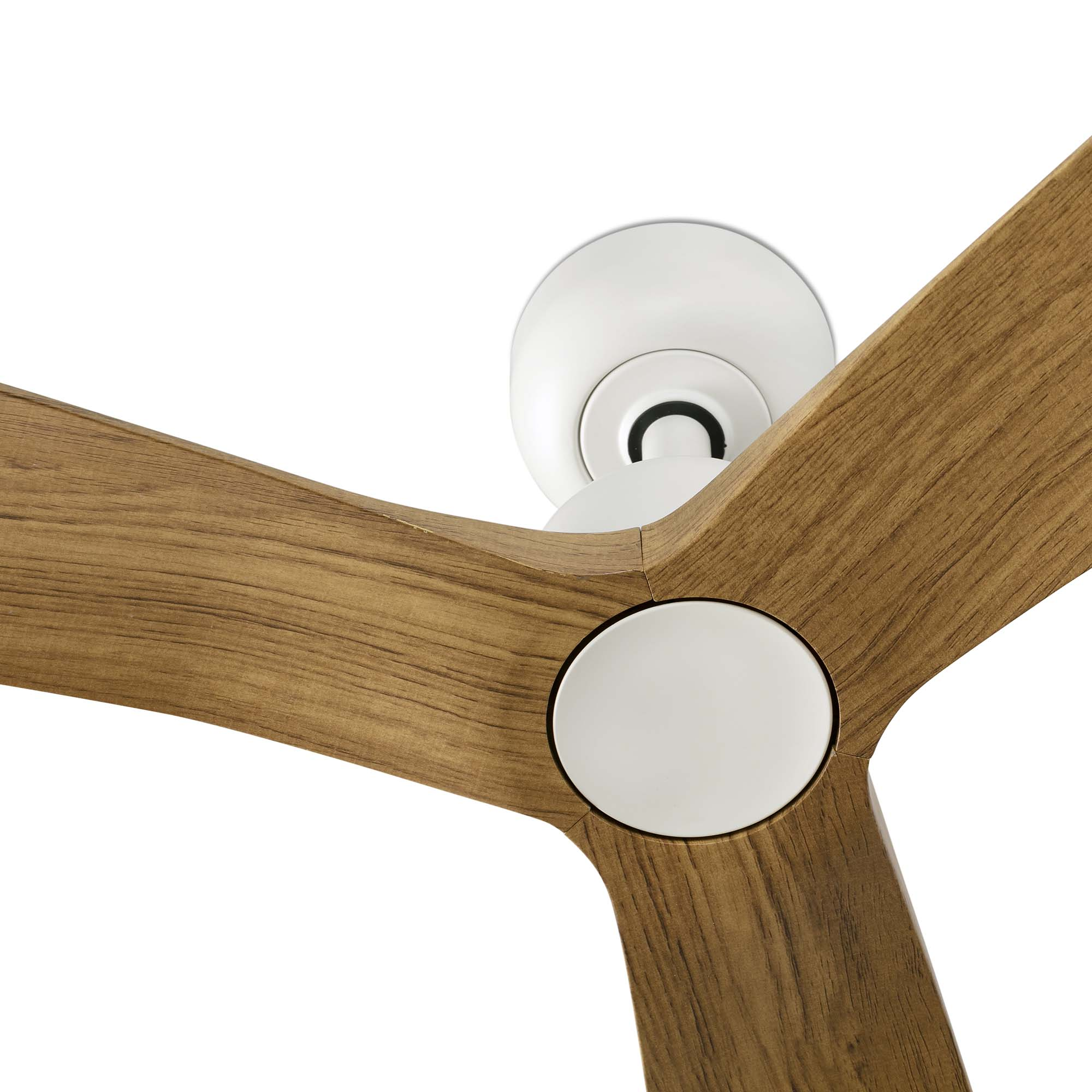 Ein Deckenventilator mit drei Holzflügeln und einem weißen Motorgehäuse.