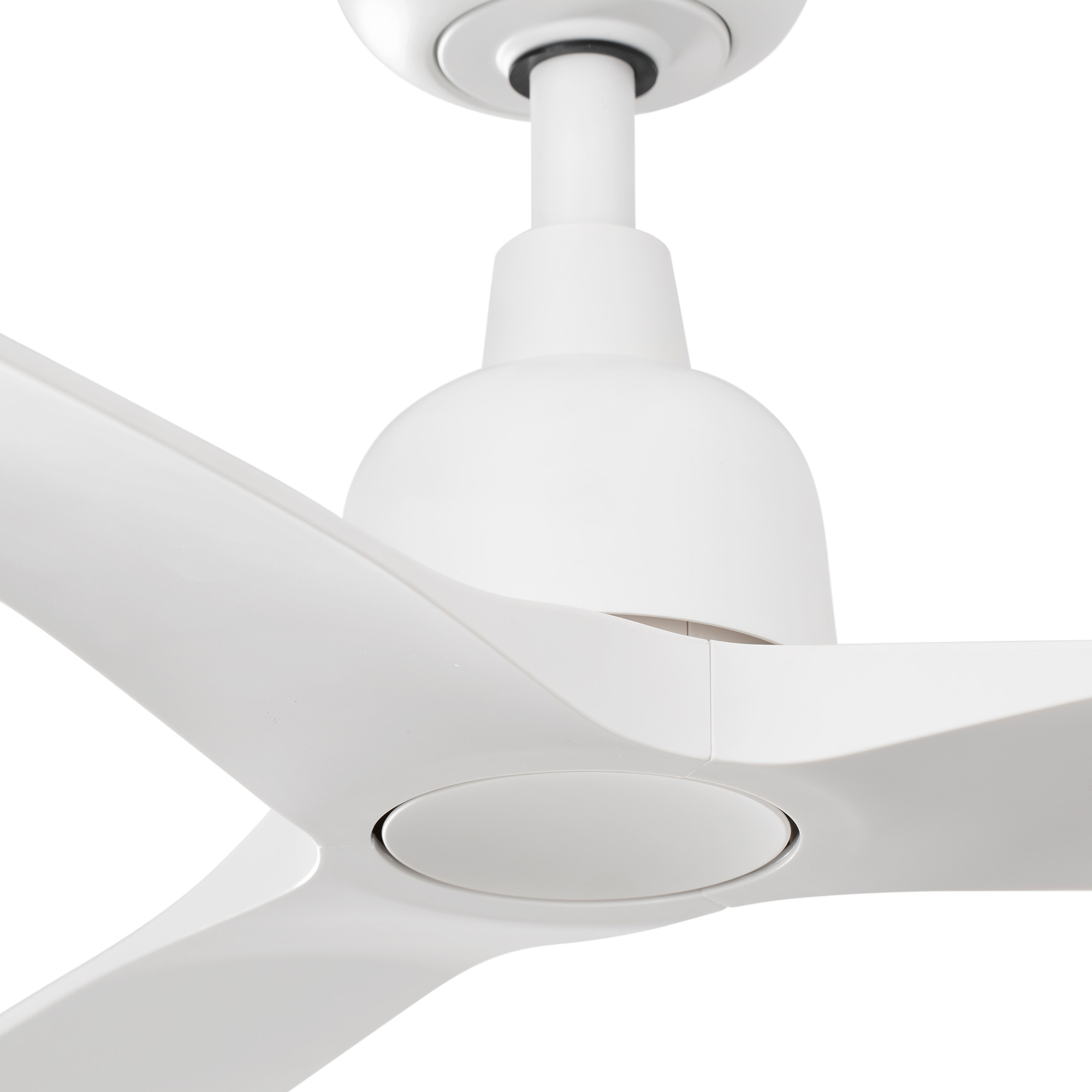 Ein weißer Deckenventilator mit drei geschwungenen Flügeln und einem zentralen Gehäuse.