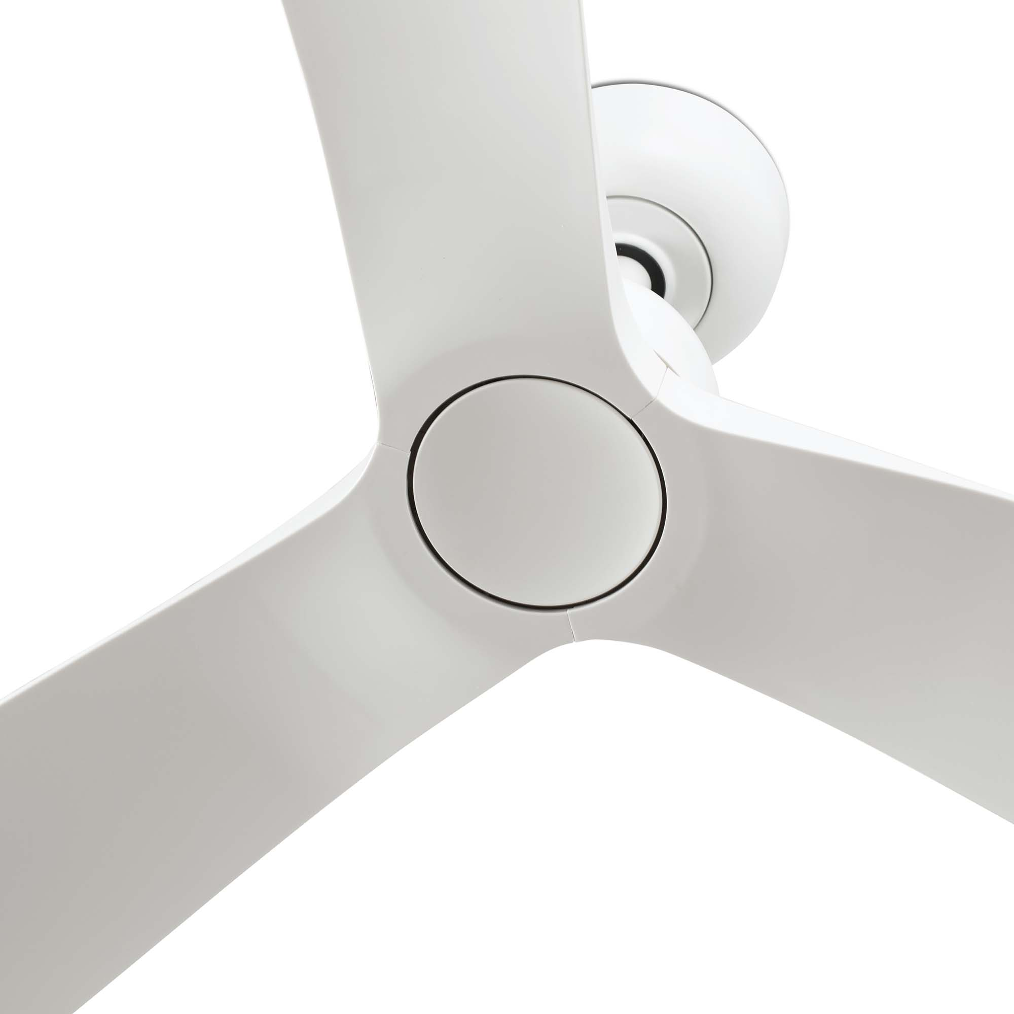 Ein weißer Deckenventilator mit drei Flügeln. Die Flügel sind gebogen. Weißer Hintergrund.