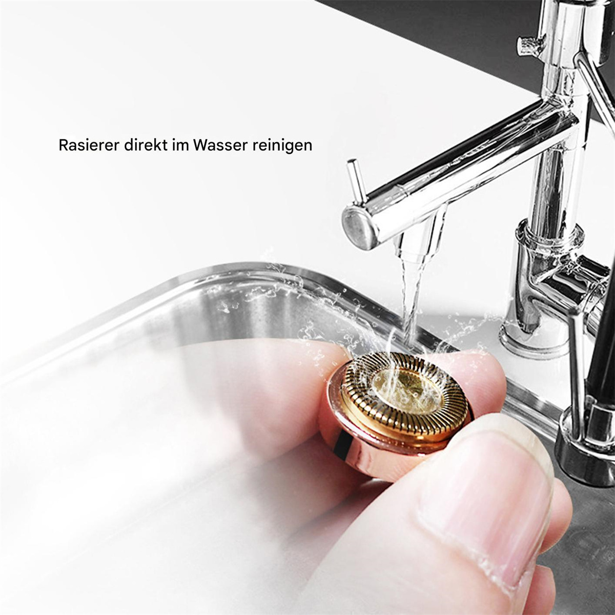 Eine Hand hält einen Rasiererkopf unter einem Wasserhahn mit fließendem Wasser.