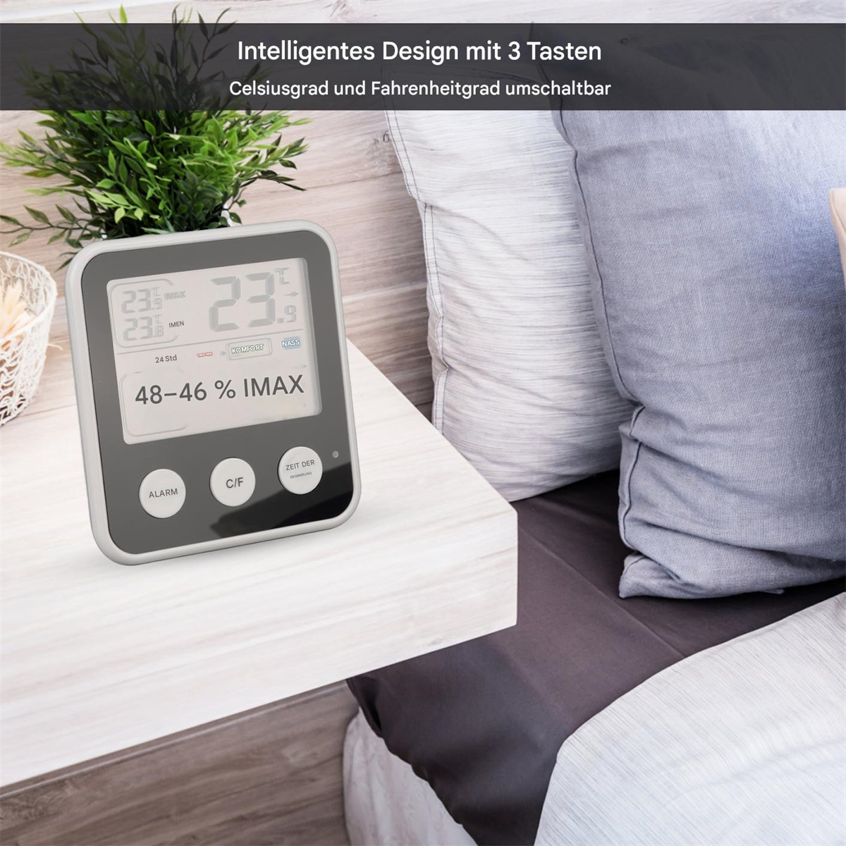 Digitales Thermometer auf einem Nachttisch. Zeigt Temperatur und Luftfeuchtigkeit an.