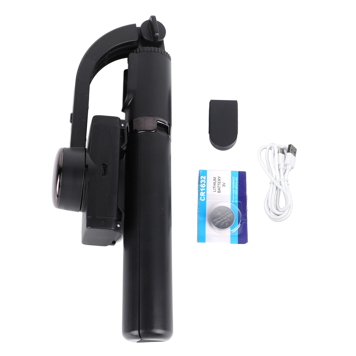 Ein schwarzer Selfie-Stick mit Kameraaufsatz, Batterie und Ladekabel, alles auf weißem Hintergrund.