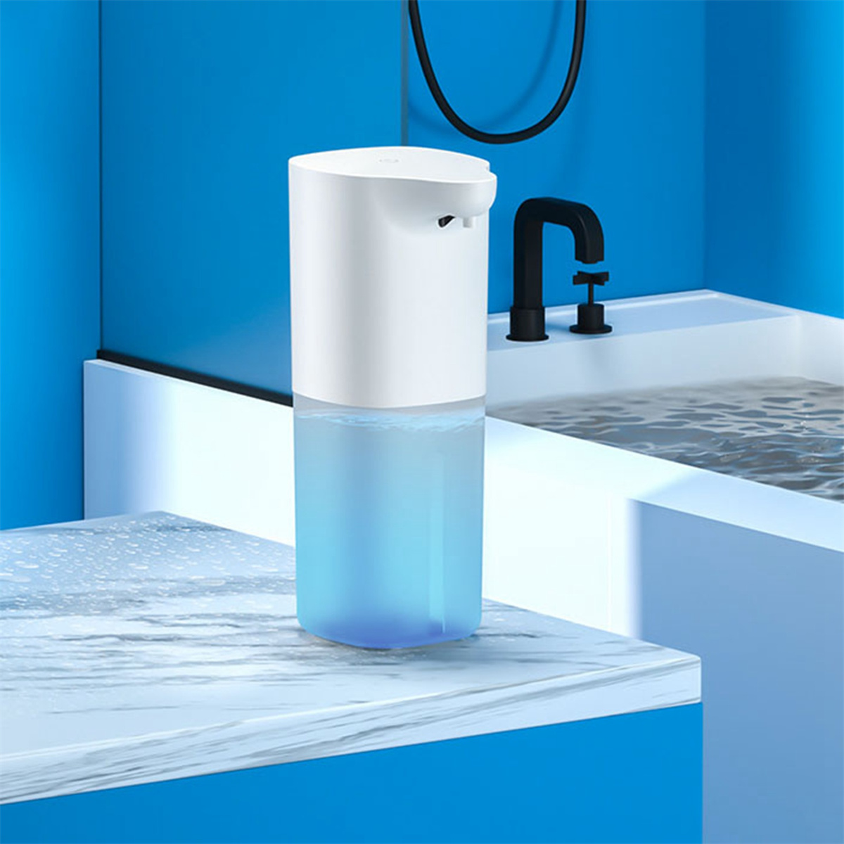 Weiß-blauer automatischer Seifenspender auf einer Arbeitsplatte. Blaue Wand im Hintergrund.