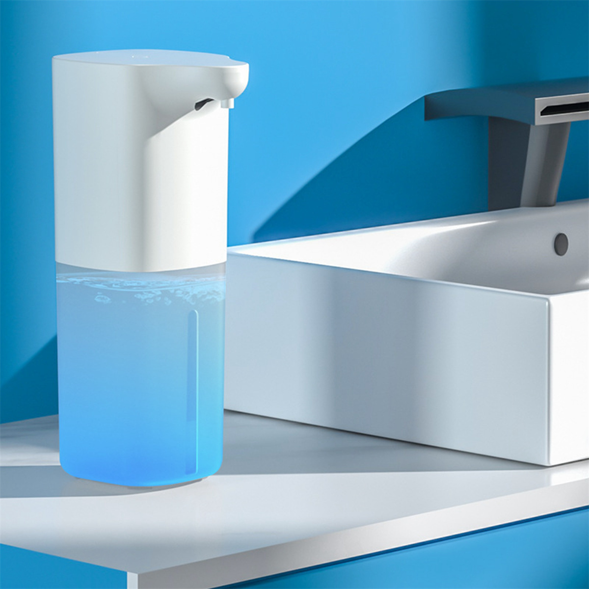 Weißer automatischer Seifenspender mit blauer Flüssigkeit in Badezimmerumgebung.