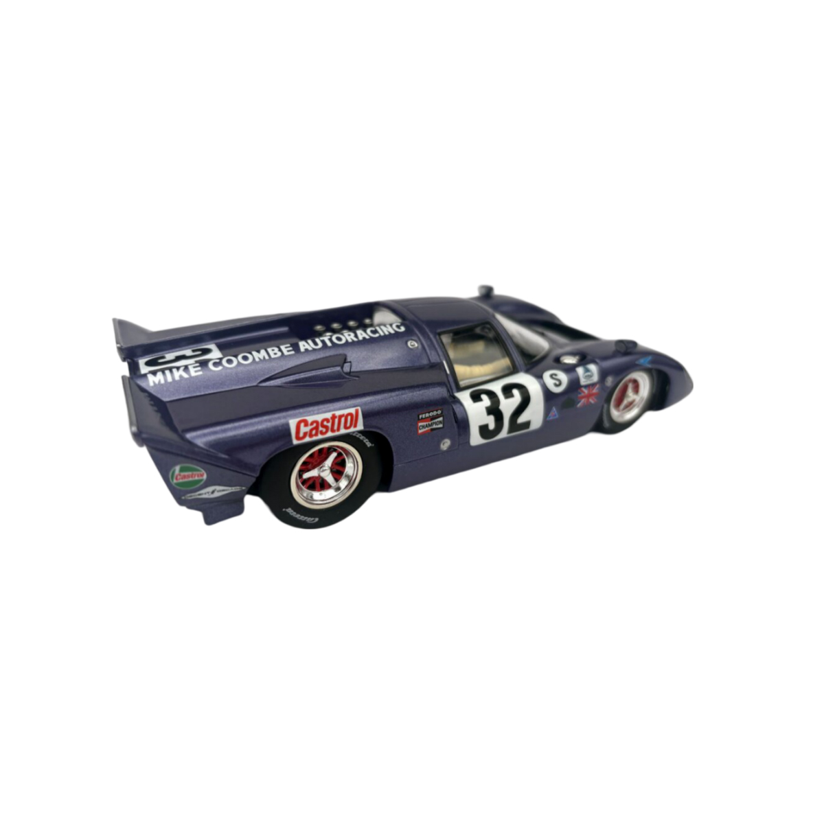 Ein lilafarbenes Rennwagenmodell mit Renndetails und der Nummer 32. Weißer Hintergrund.