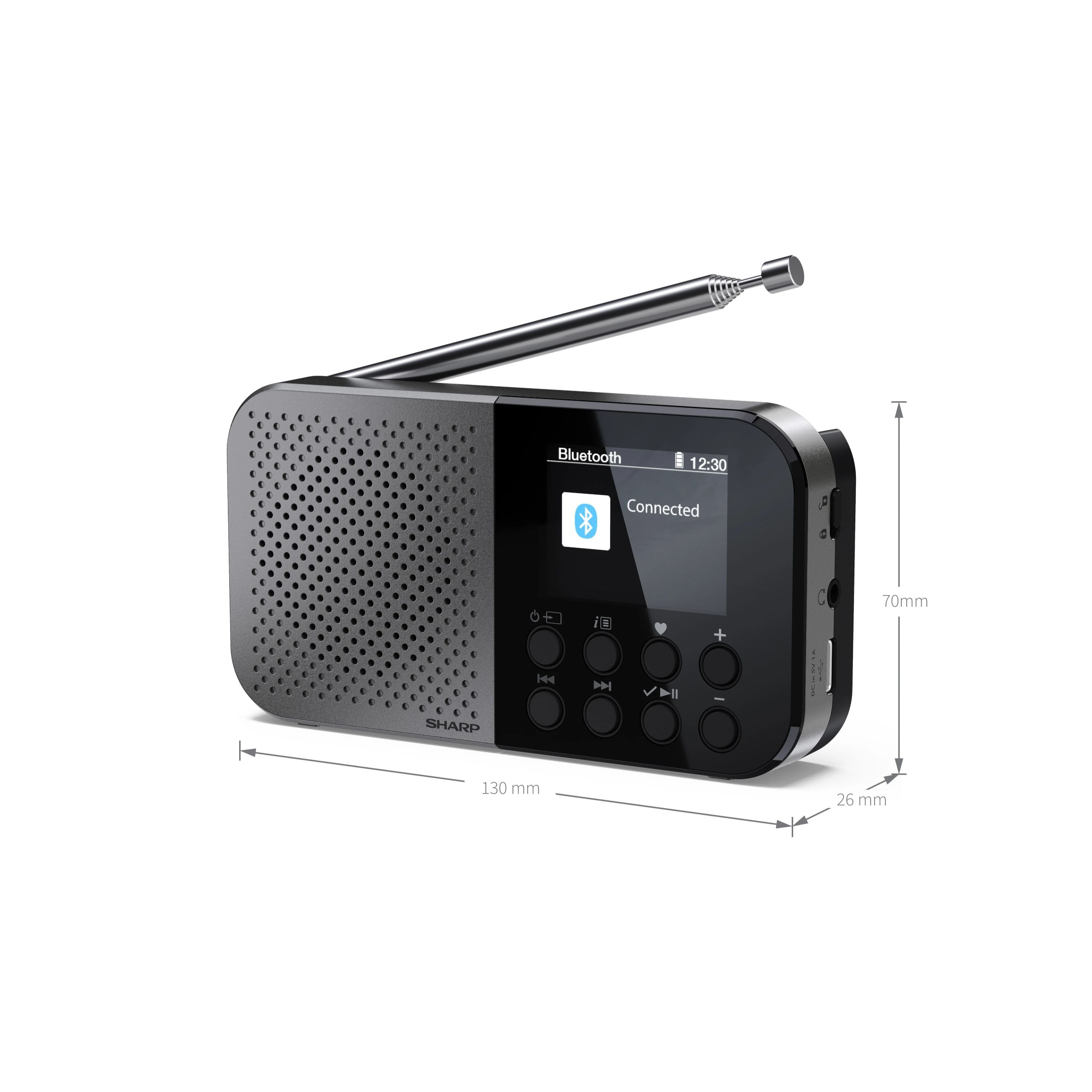 Zwarte en zilveren draagbare radio met een display met tijd en Bluetooth. Afmetingen: 130 mm x 70 mm x 26 mm.