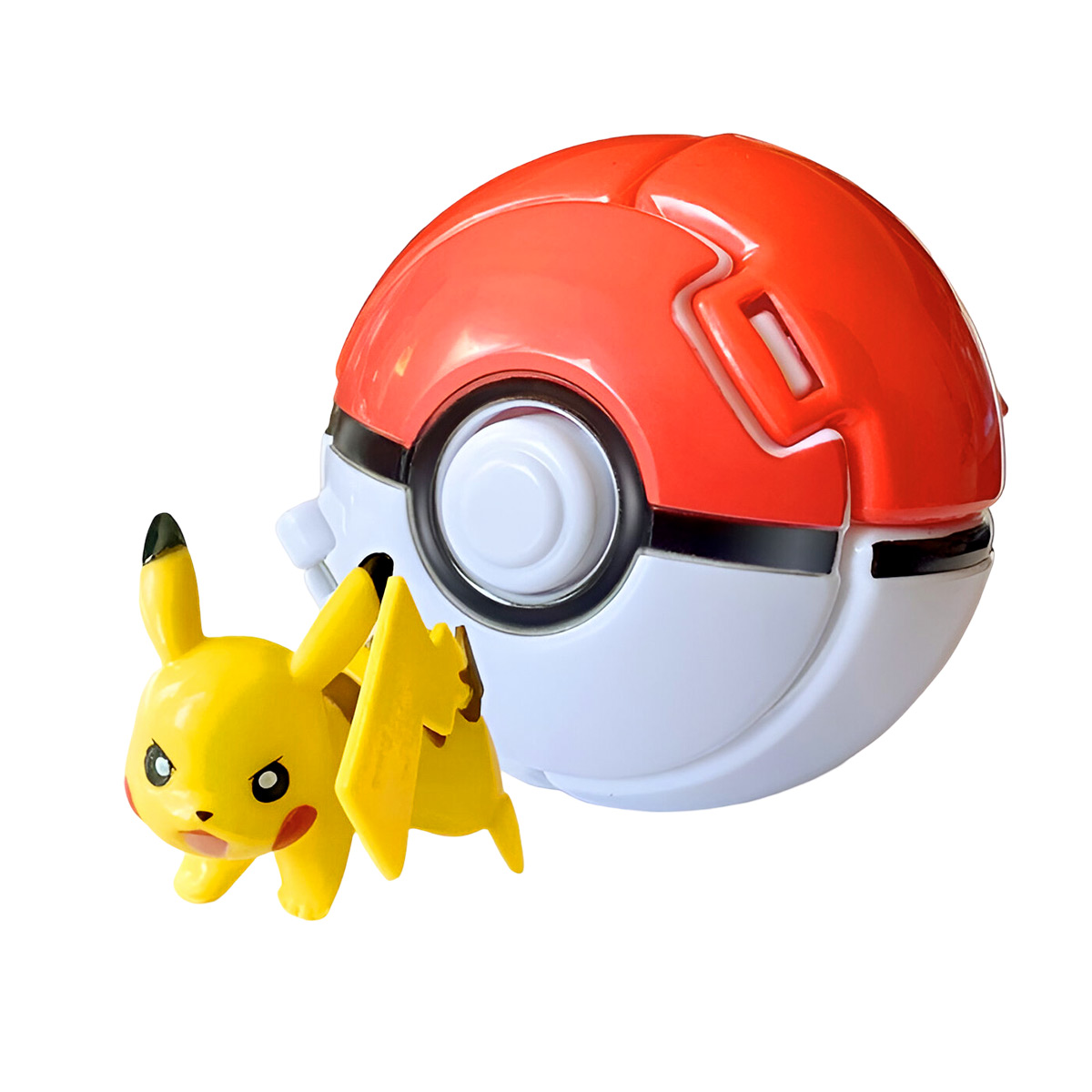 Personaggio di Pikachu accanto a un giocattolo Poké Ball rosso e bianco.