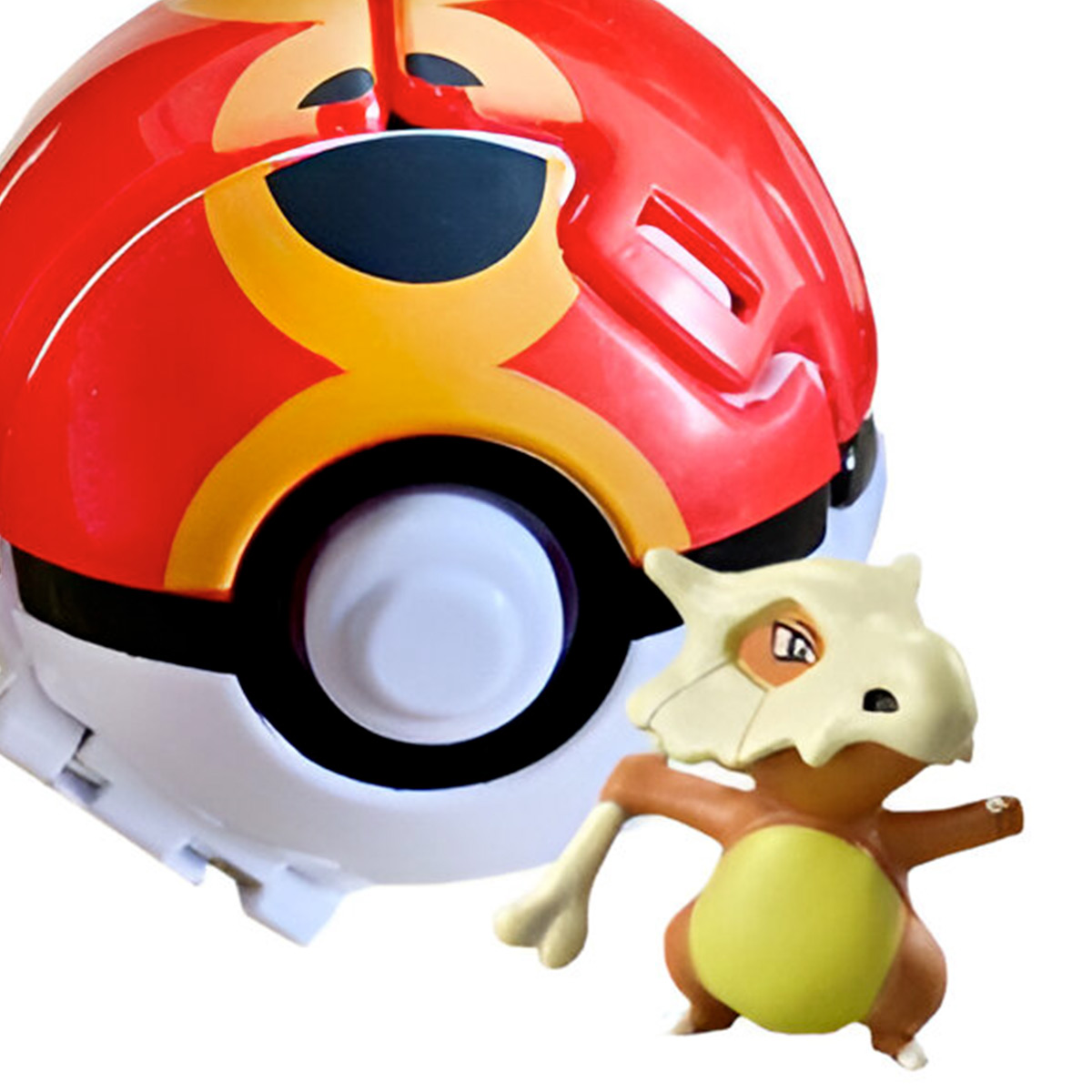 Un giocattolo Pokeball rosso e bianco con una figura di Cubone. Il Pokeball è aperto. Sfondo bianco.
