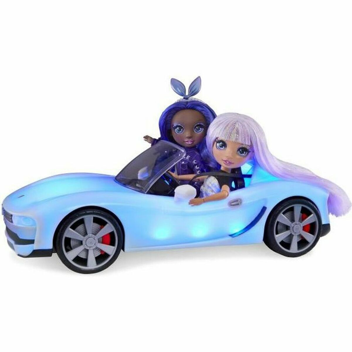 Zwei Puppen in einem blauen Cabrio mit blauen Lichtern, weißer Hintergrund.