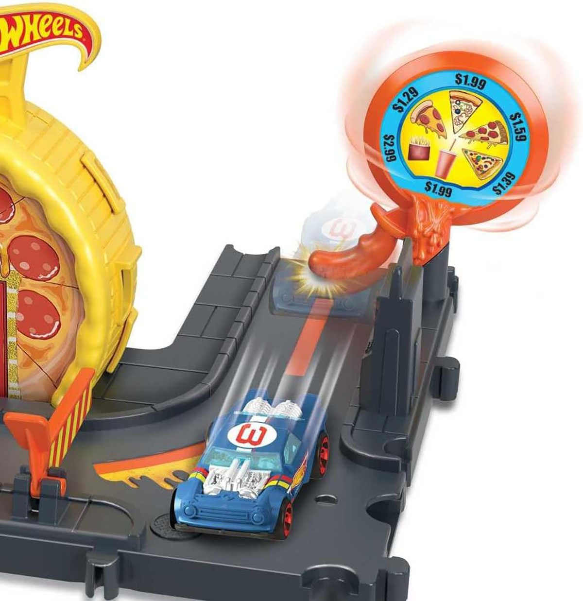 Pista Hot Wheels con un'auto blu e una ruota per pizza.
