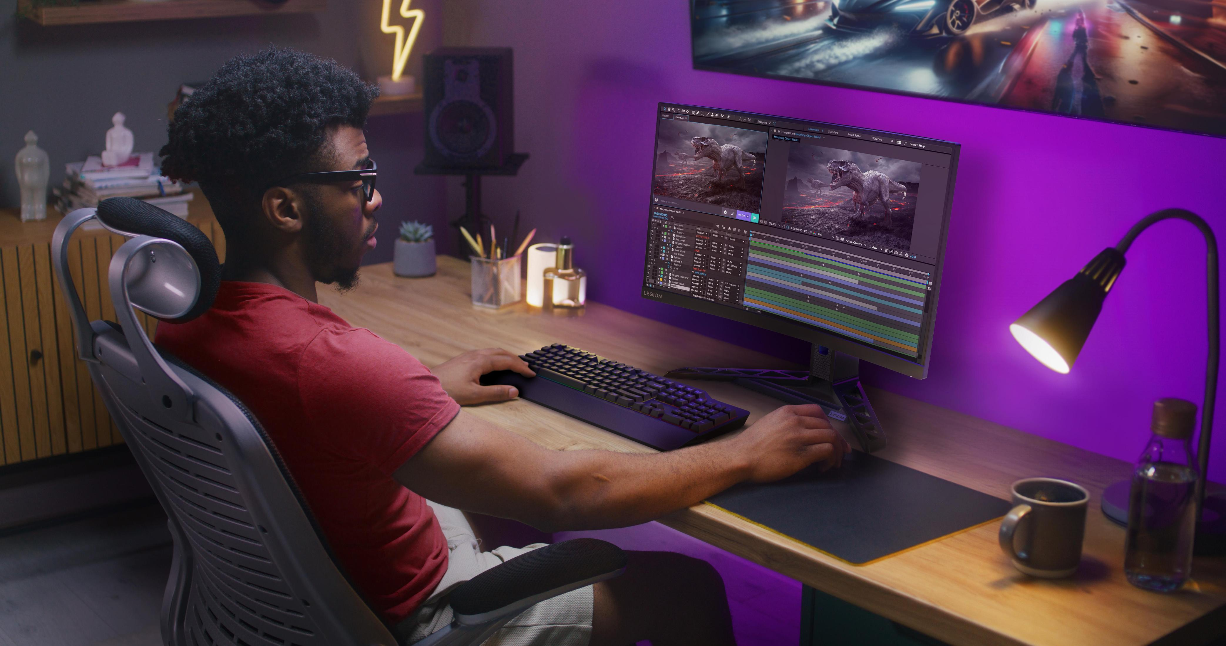 Man met bril bewerkt video op computer. Paarse lichten en bureau met accessoires aanwezig.