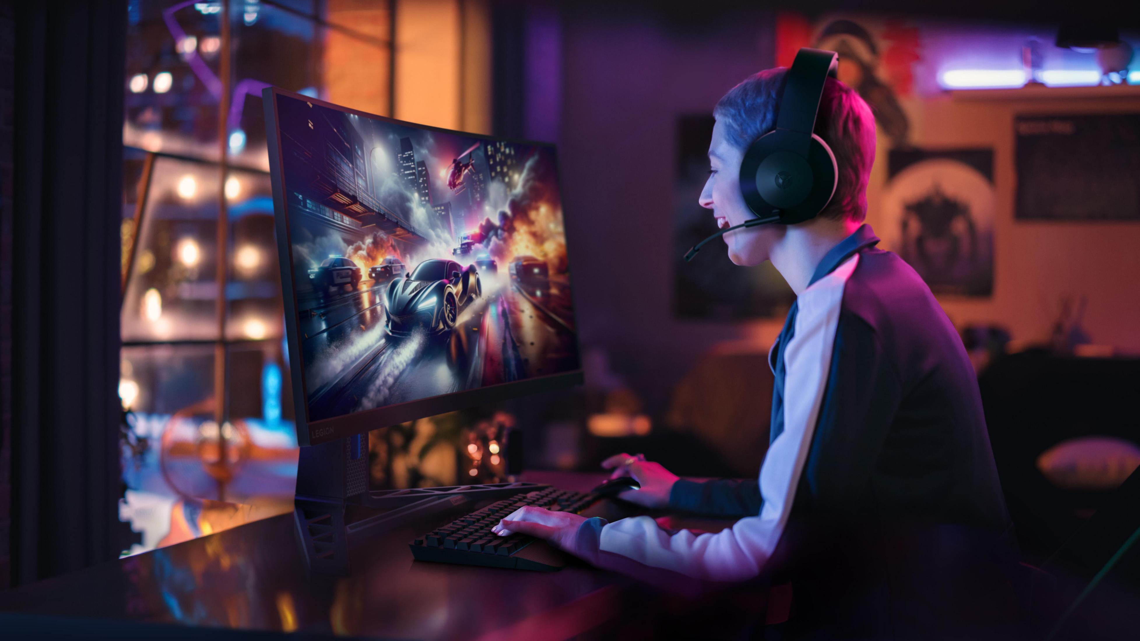 Een persoon met een koptelefoon die aan het gamen is op een computer in een donkere kamer.