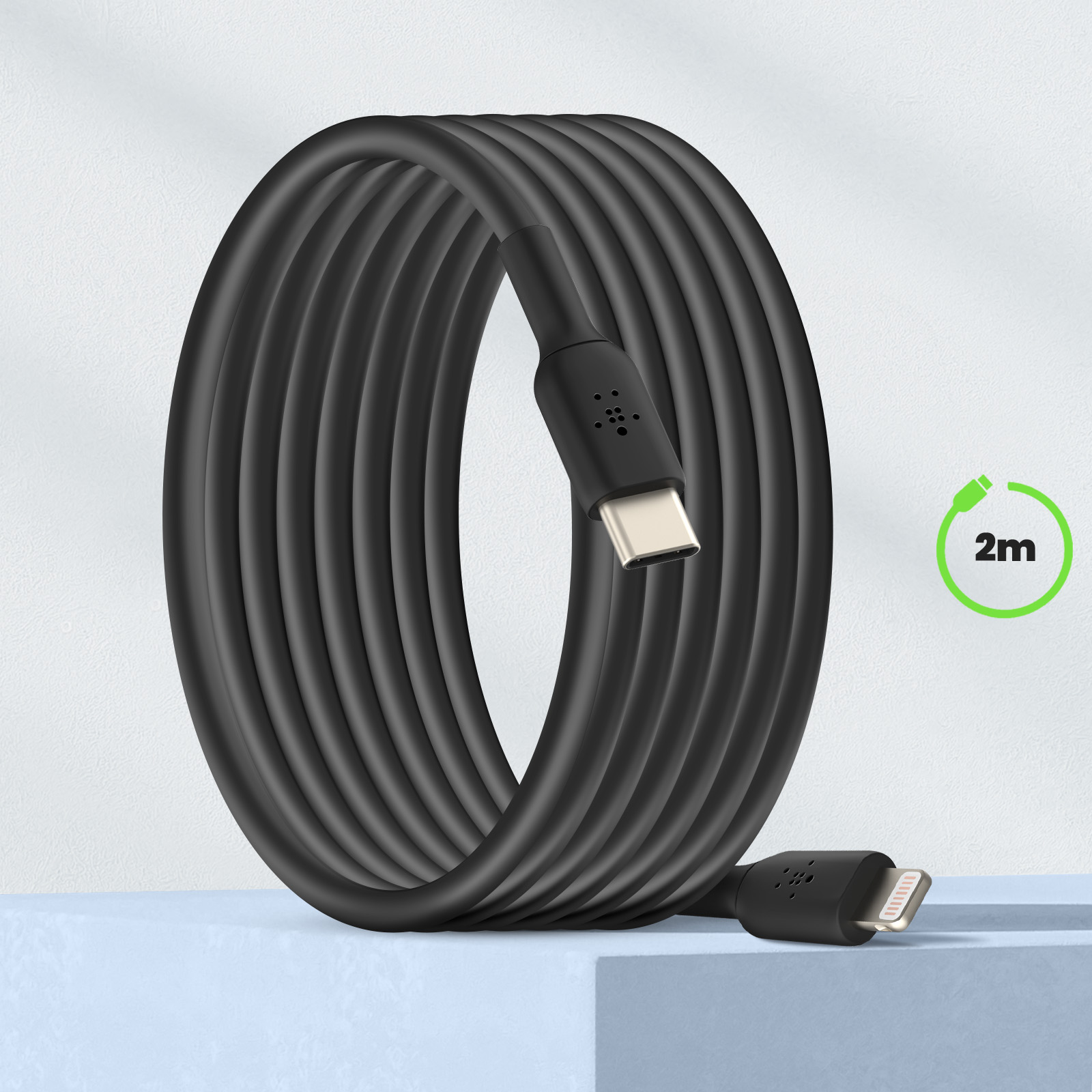 Schwarzes USB-C-auf-Lightning-Kabel, aufgerollt, mit 2m-Aufkleber, weißer Hintergrund.