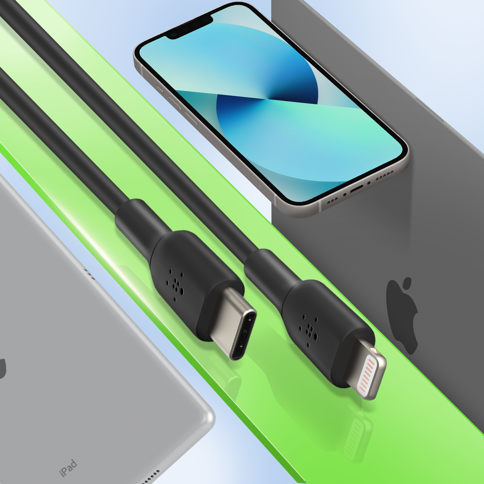 Schwarze Ladekabel mit Lightning- und USB-C-Anschlüssen in der Nähe eines Telefons und Tablets.