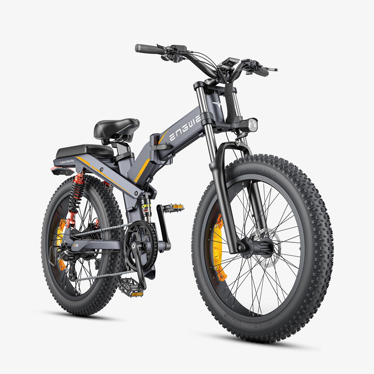 Una bicicleta eléctrica gris y negra con llantas grandes sobre fondo blanco, vista frontal.