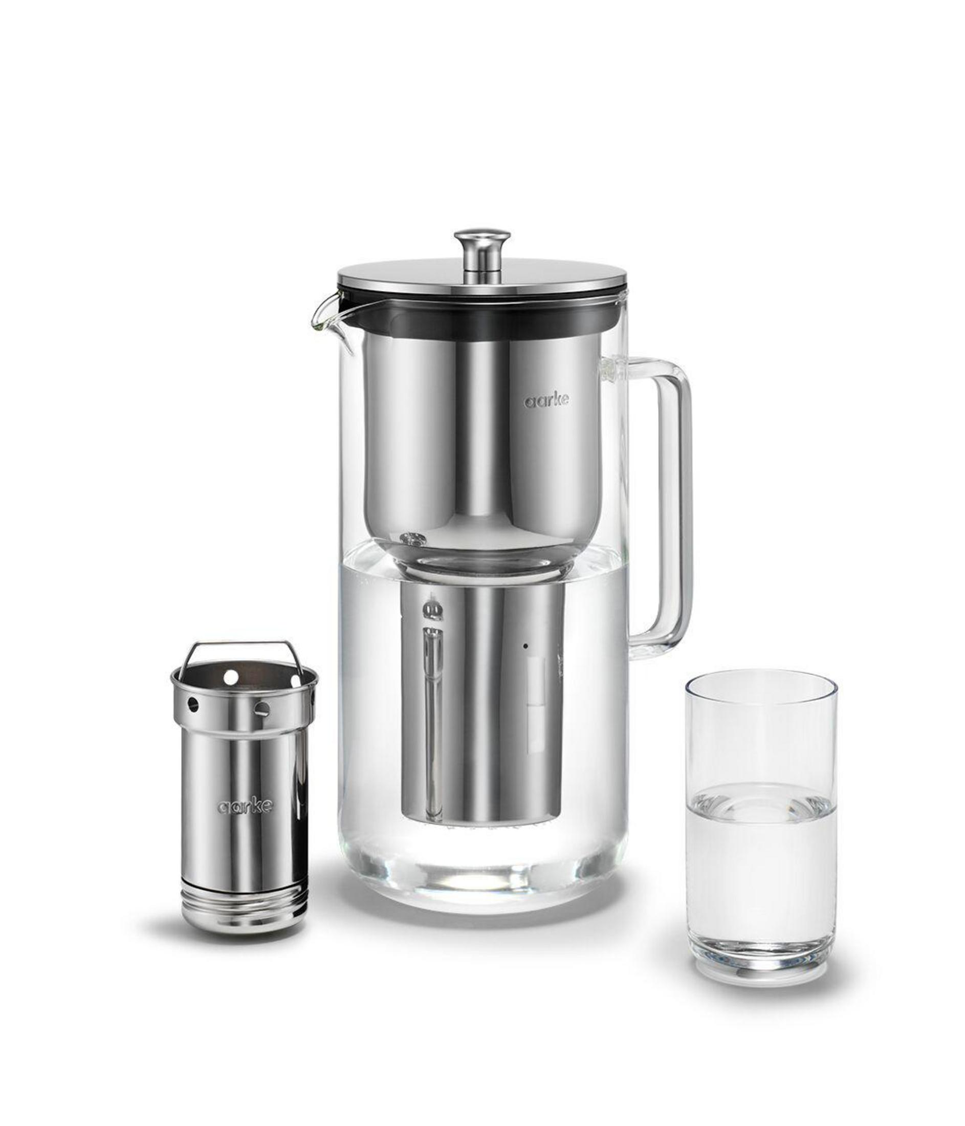 Szklany dzbanek z filtrem do wody ze filtrem ze stali nierdzewnej i szklanką.