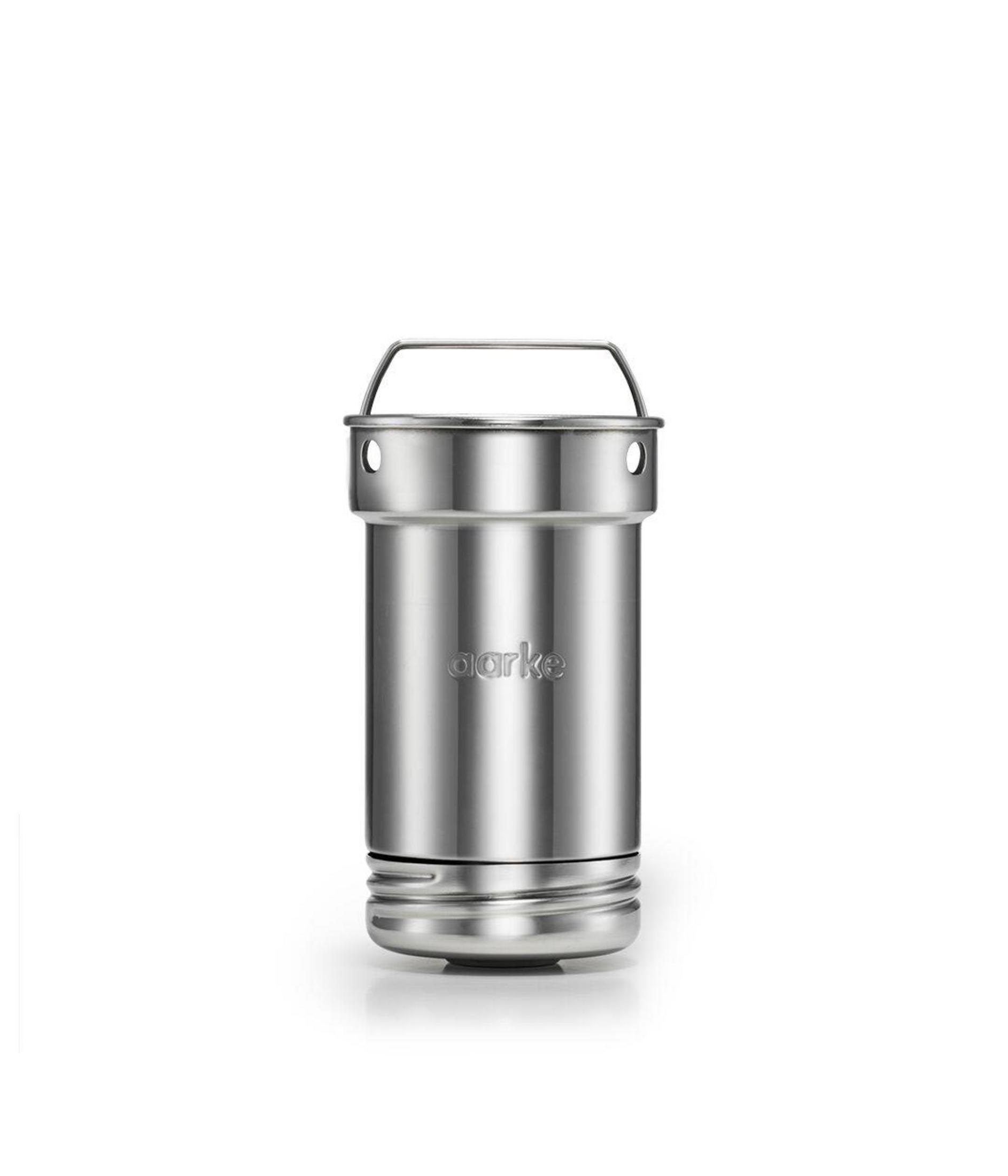 Srebrna butelka ze stali nierdzewnej z czarną zakrętką. Białe tło.