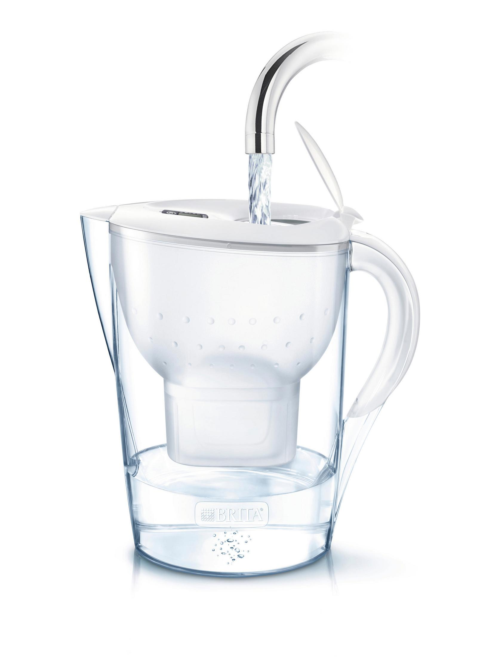 Ein klarer Wasserfilterkrug mit Wasser, das aus einem Wasserhahn in den Krug fließt.