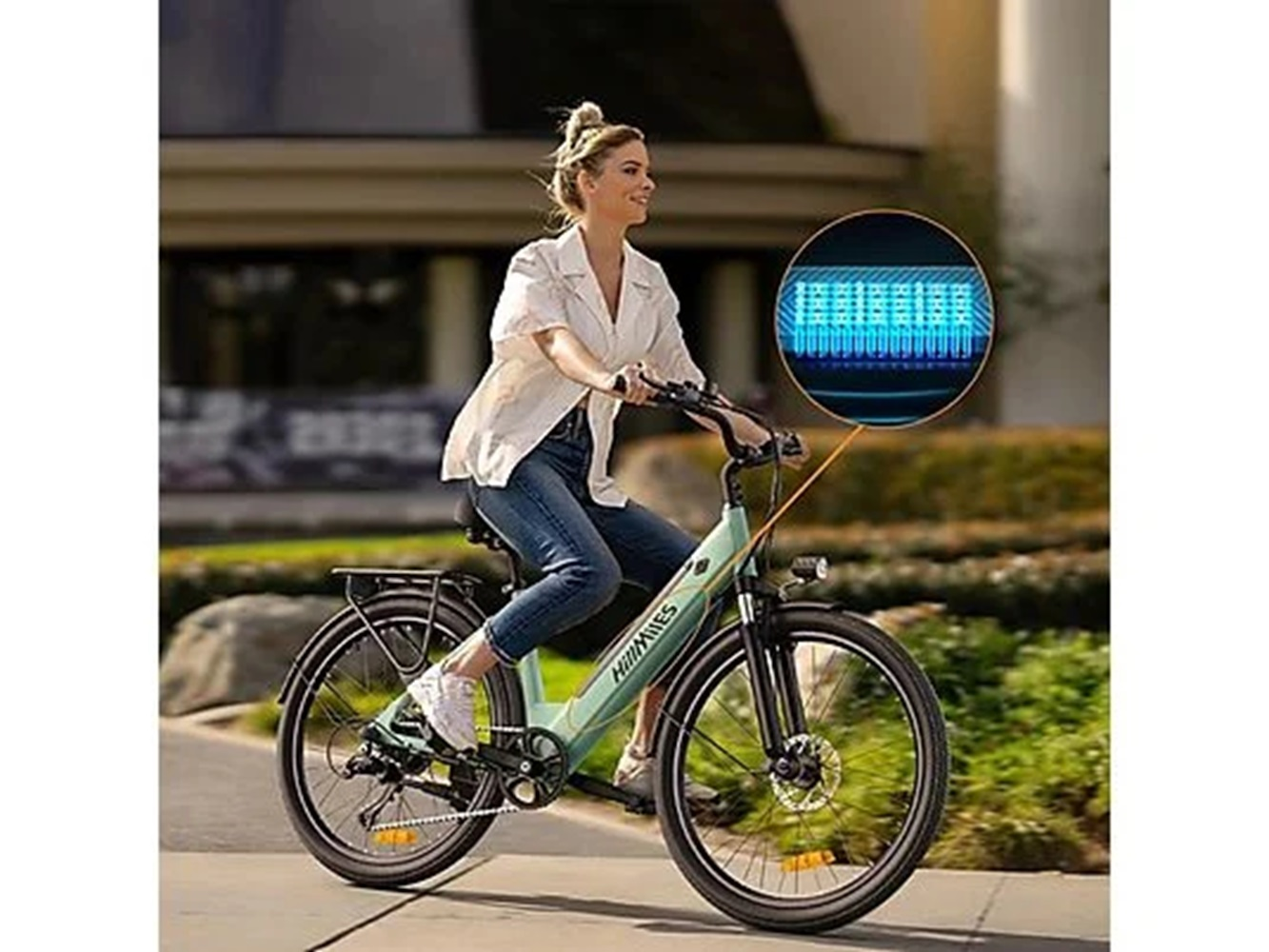 Eine Frau fährt auf einer sonnigen Straße mit einem mintgrünen Elektrofahrrad.
