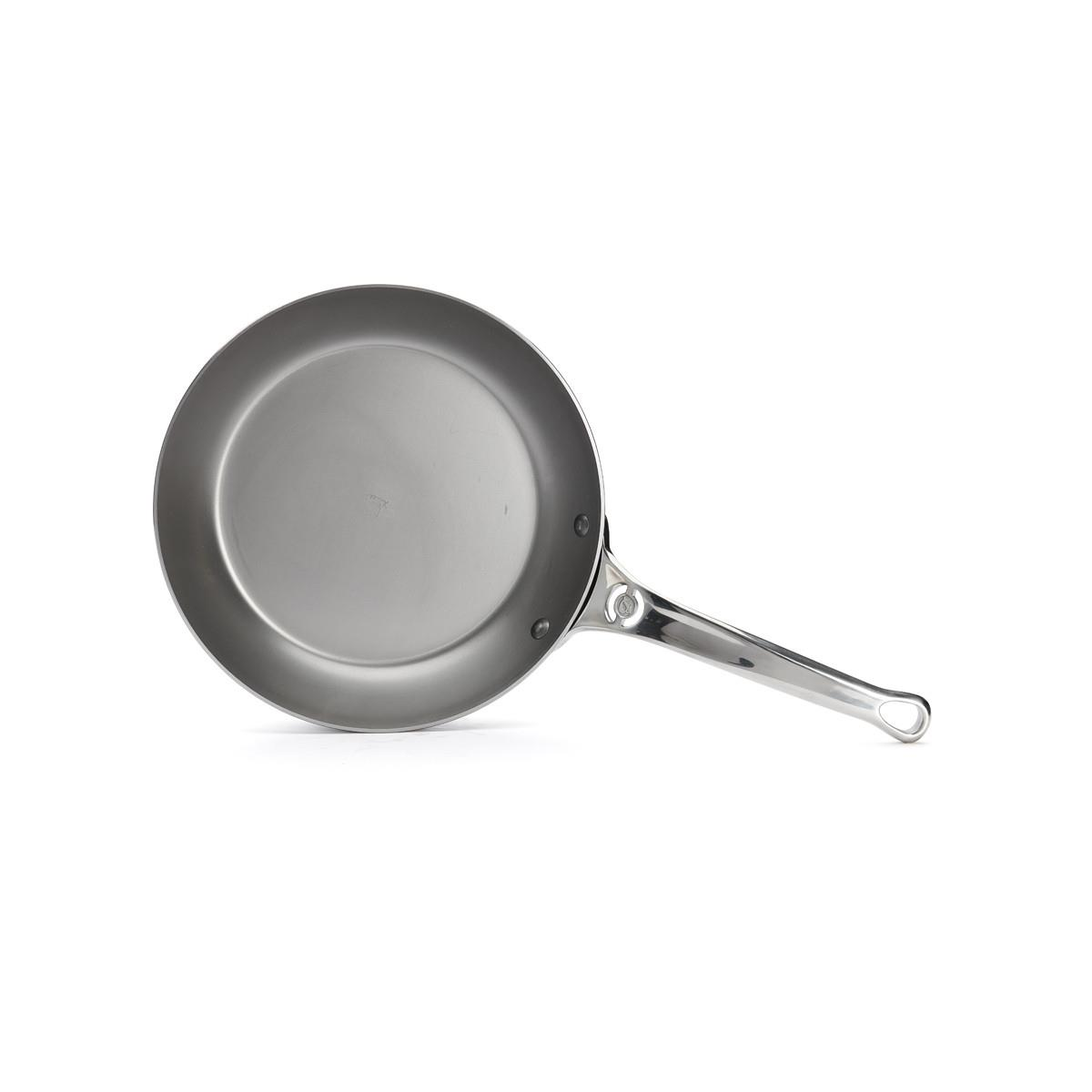 Zilveren koekenpan op een witte achtergrond. Het heeft een lange handgreep en een rond kookoppervlak.