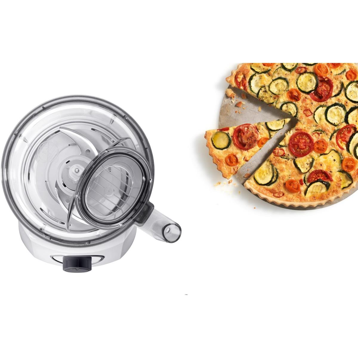 Robot kuchenny i quiche z warzywami na białym tle.