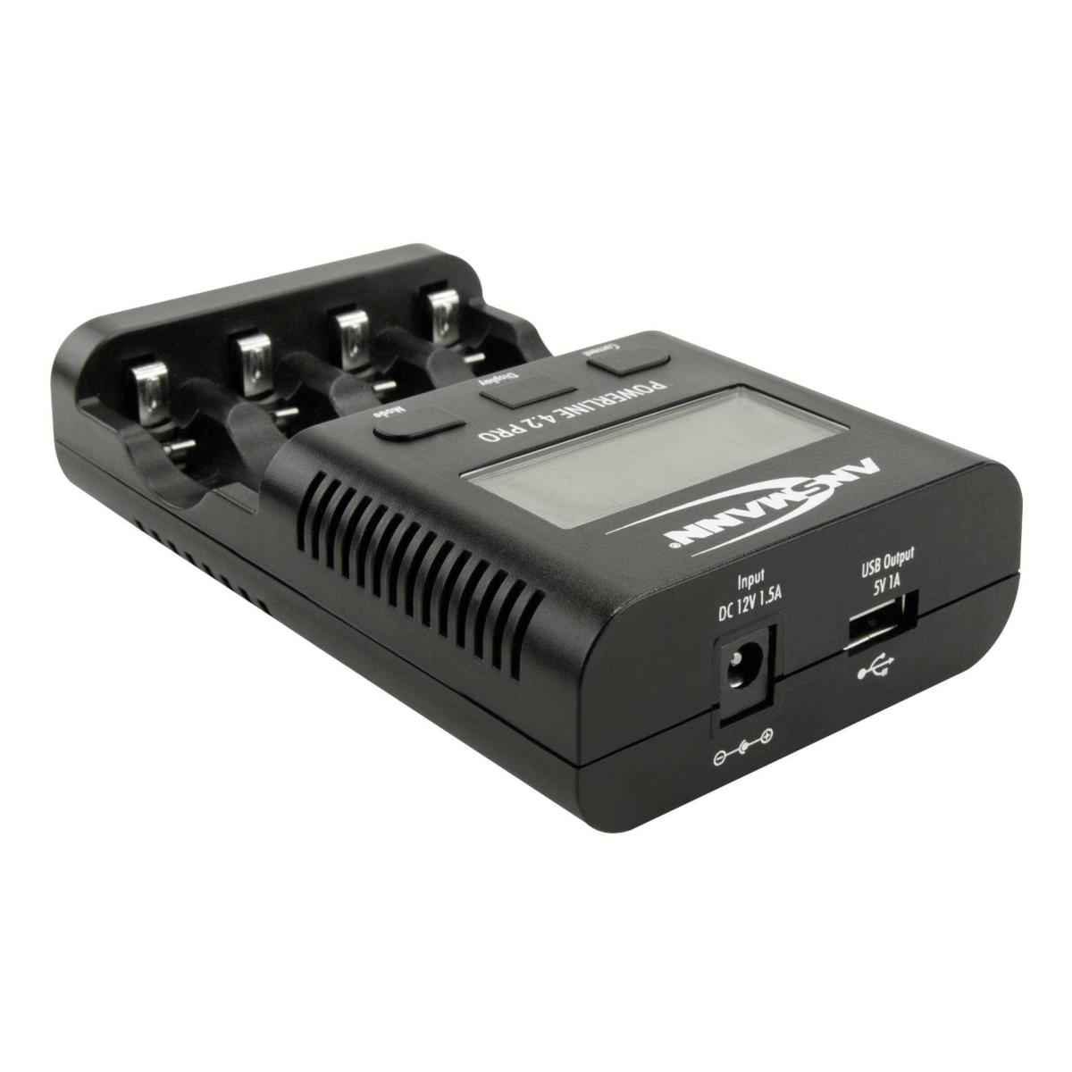 Schwarzes Batterieladegerät mit Display und mehreren Steckplätzen. Weißer Hintergrund.