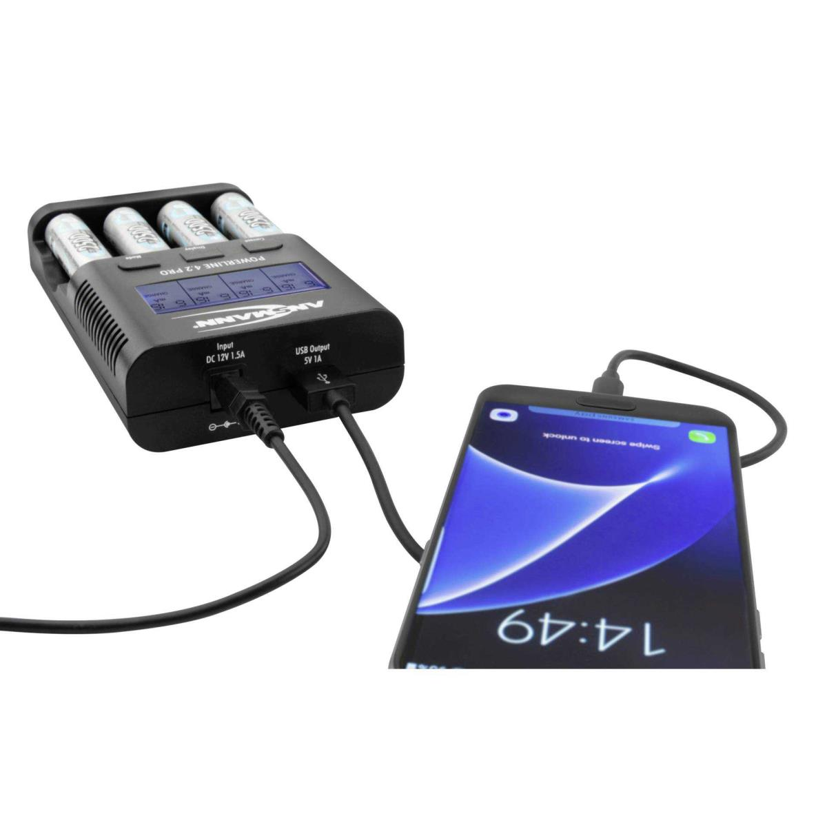 Ein schwarzes Batterieladegerät mit Batterien und einem Telefon, das aufgeladen wird. Das Ladegerät hat einen Bildschirm.