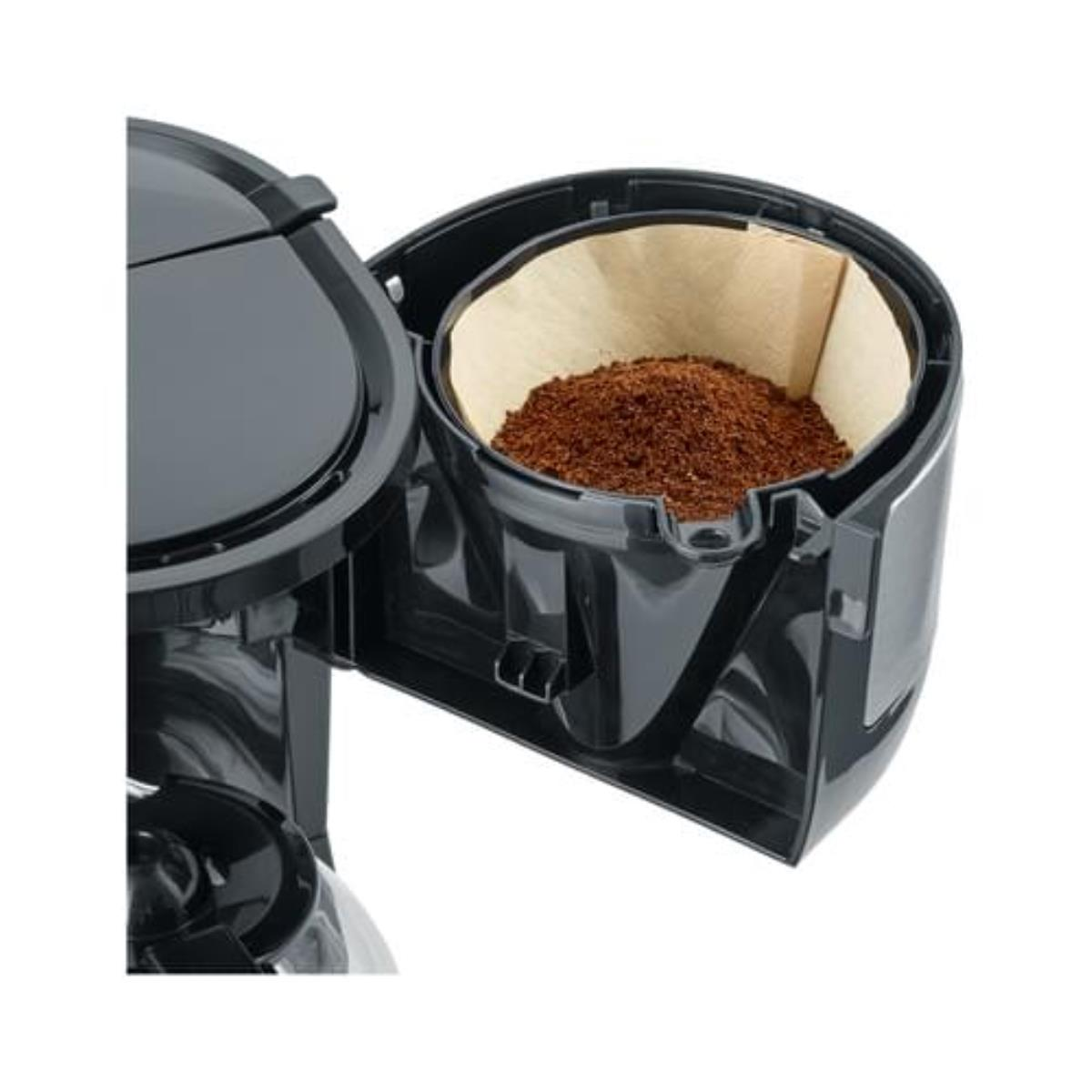 Zbliżenie czarnego ekspresu do kawy z filtrem pełnym brązowej kawy mielonej.