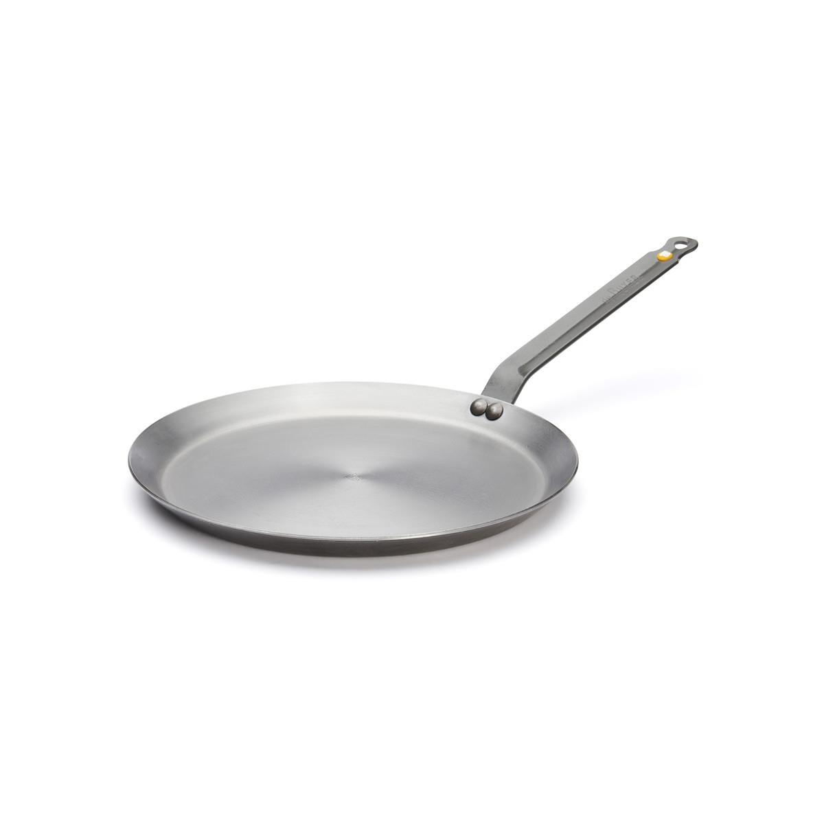 Silberne Metallpfanne mit langem Griff vor weißem Hintergrund.